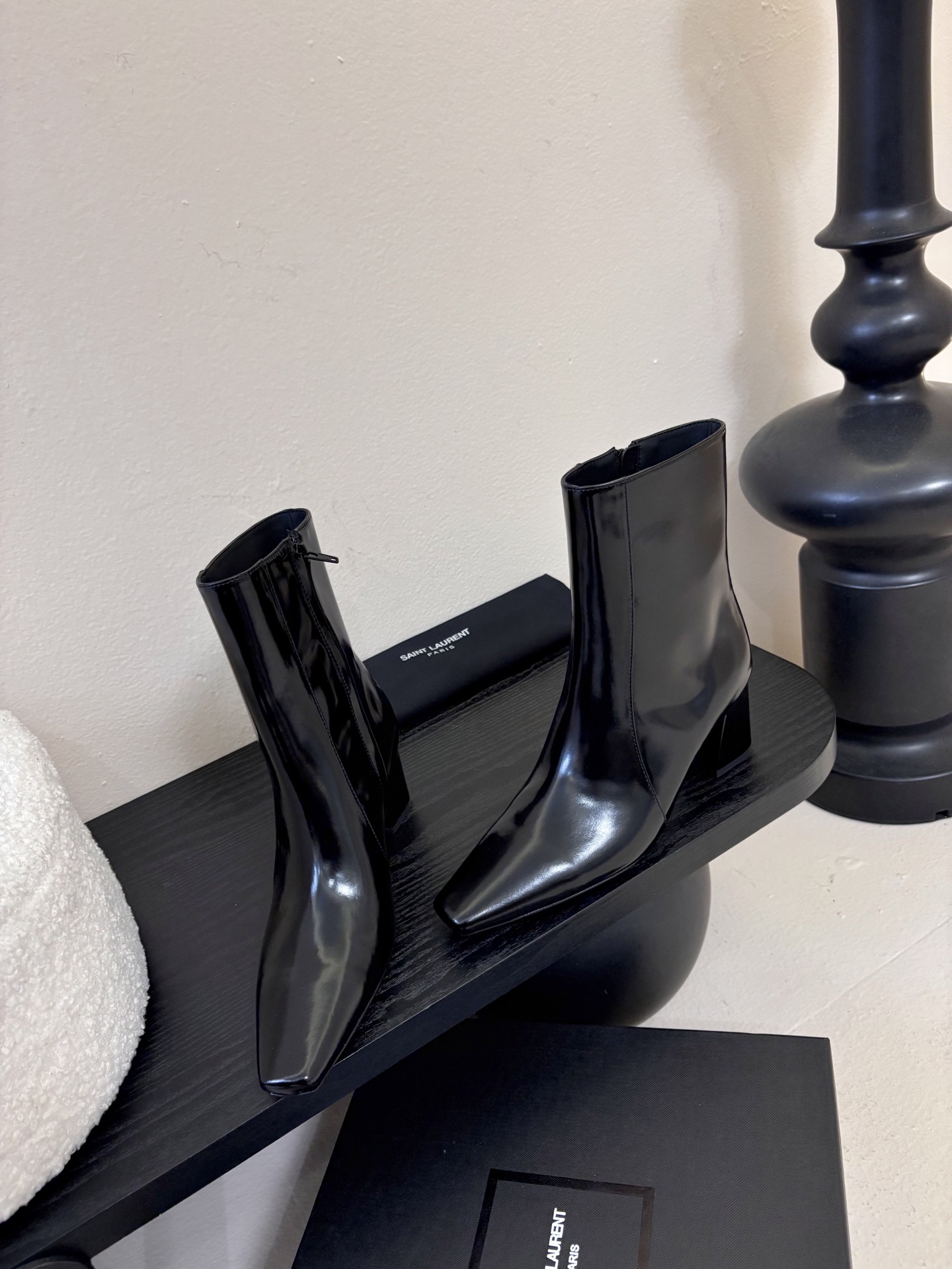 圣罗兰短靴✪∙單品尖头鞋頭與細跟相得益彰，增添長靴的氣質與良好的舒適性，加之在黑色开边珠牛皮，勾勒出腿部