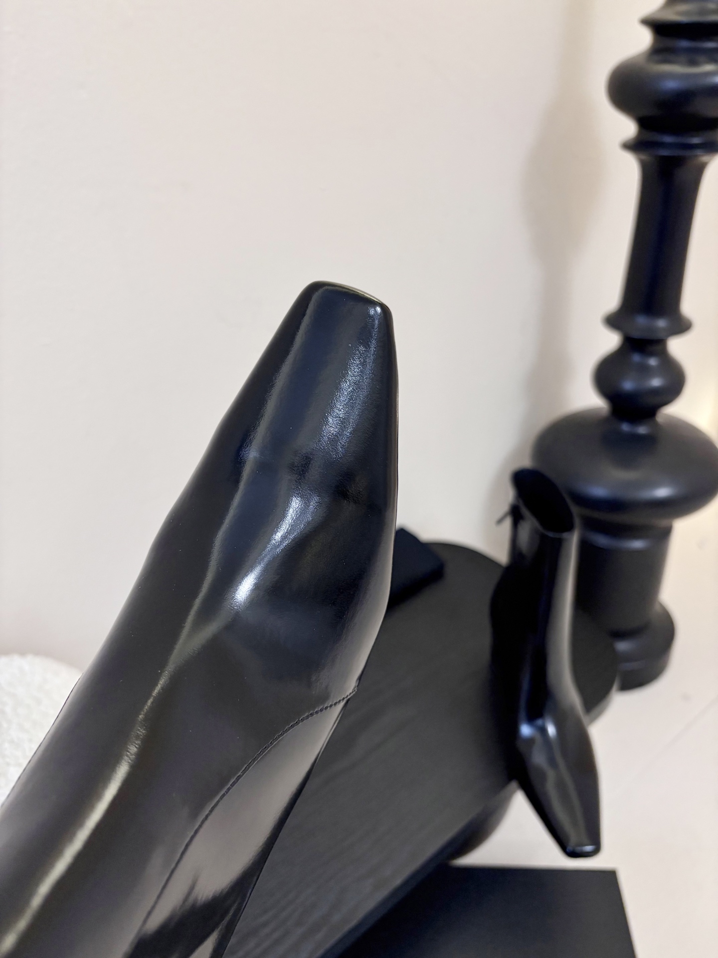 圣罗兰短靴✪∙單品尖头鞋頭與細跟相得益彰，增添長靴的氣質與良好的舒適性，加之在黑色开边珠牛皮，勾勒出腿部