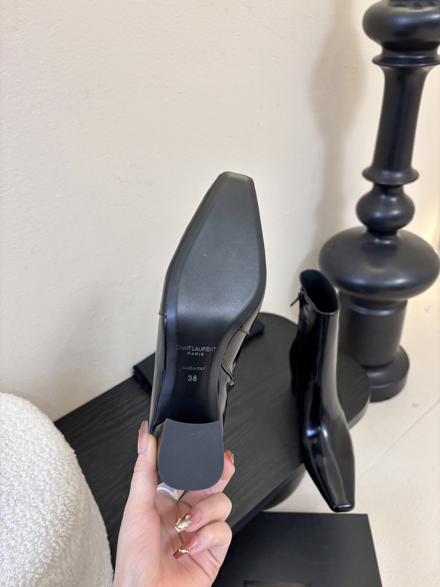 圣罗兰短靴✪∙單品尖头鞋頭與細跟相得益彰，增添長靴的氣質與良好的舒適性，加之在黑色开边珠牛皮，勾勒出腿部