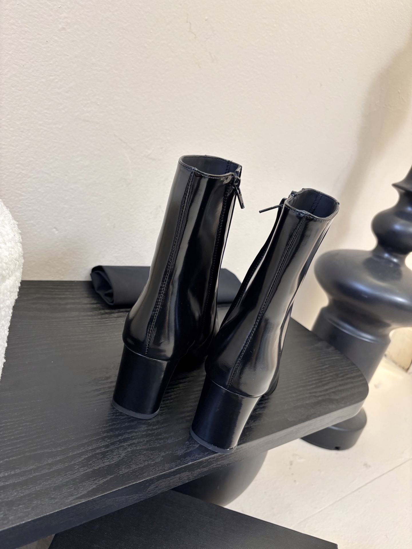 圣罗兰短靴✪∙單品尖头鞋頭與細跟相得益彰，增添長靴的氣質與良好的舒適性，加之在黑色开边珠牛皮，勾勒出腿部