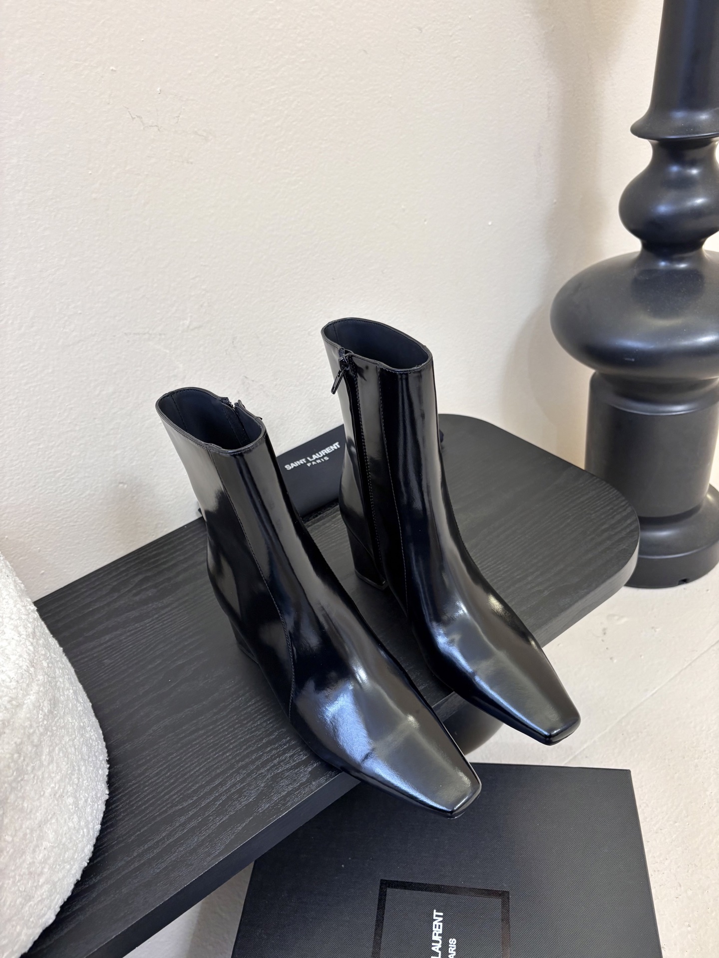 圣罗兰短靴✪∙單品尖头鞋頭與細跟相得益彰，增添長靴的氣質與良好的舒適性，加之在黑色开边珠牛皮，勾勒出腿部