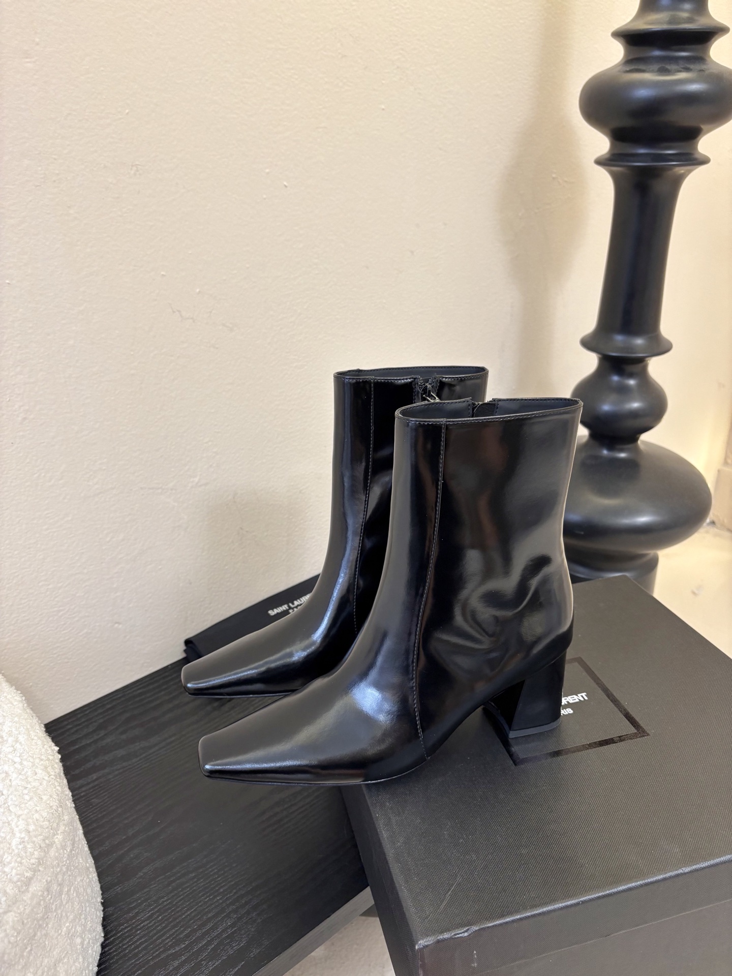 圣罗兰短靴✪∙單品尖头鞋頭與細跟相得益彰，增添長靴的氣質與良好的舒適性，加之在黑色开边珠牛皮，勾勒出腿部