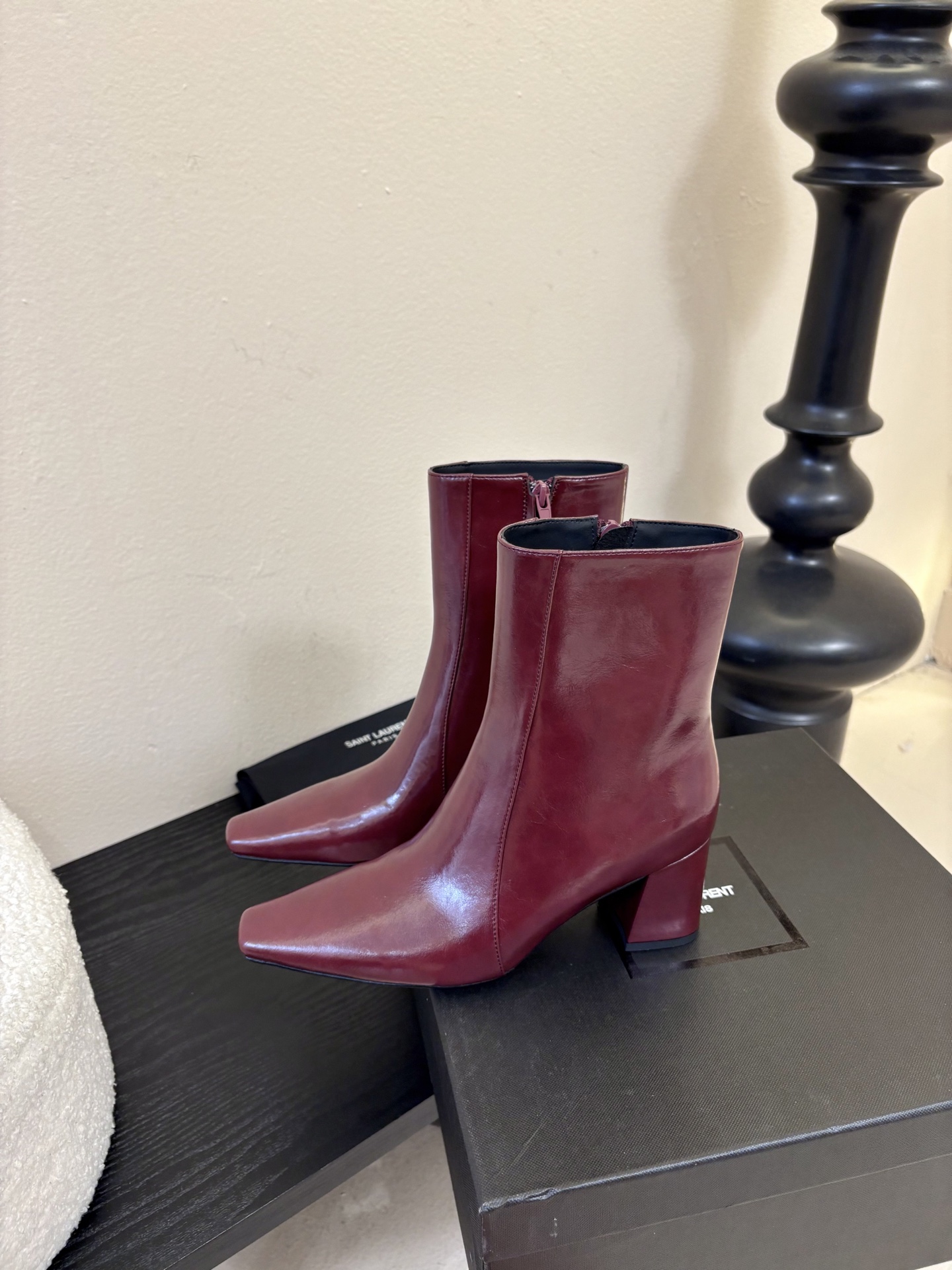 圣罗兰短靴✪∙單品尖头鞋頭與細跟相得益彰，增添長靴的氣質與良好的舒適性，加之在黑色开边珠牛皮，勾勒出腿部