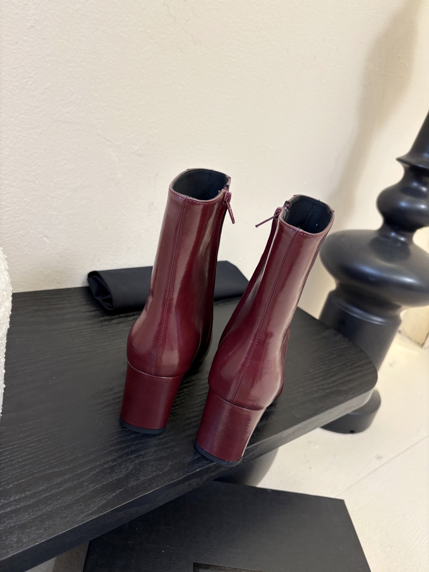 圣罗兰短靴✪∙單品尖头鞋頭與細跟相得益彰，增添長靴的氣質與良好的舒適性，加之在黑色开边珠牛皮，勾勒出腿部