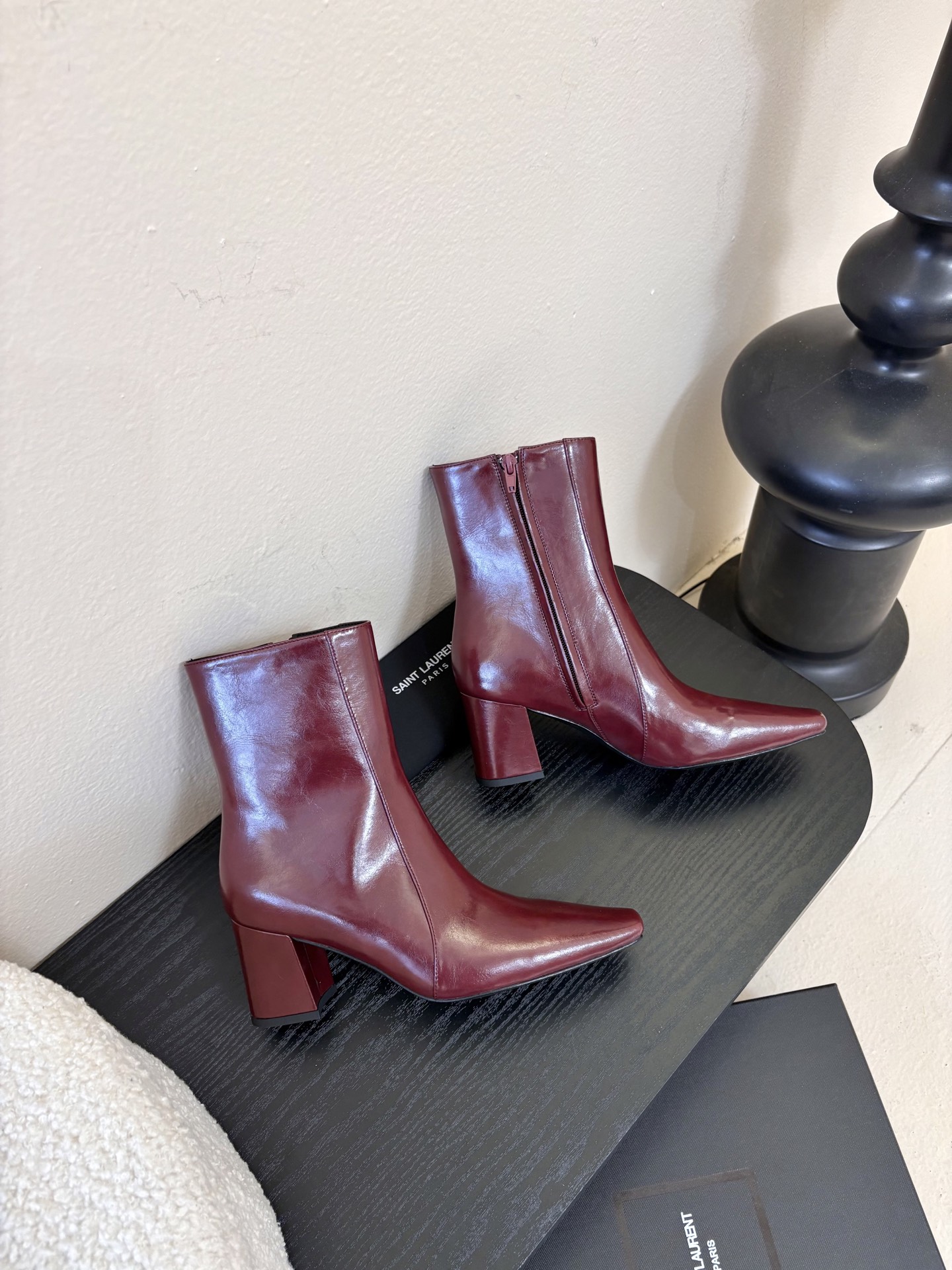 圣罗兰短靴✪∙單品尖头鞋頭與細跟相得益彰，增添長靴的氣質與良好的舒適性，加之在黑色开边珠牛皮，勾勒出腿部