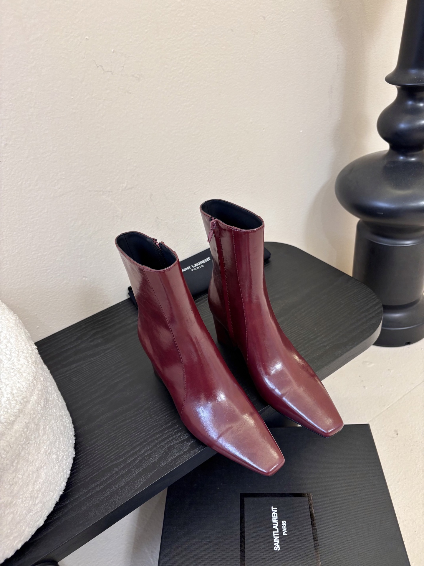 圣罗兰短靴✪∙單品尖头鞋頭與細跟相得益彰，增添長靴的氣質與良好的舒適性，加之在黑色开边珠牛皮，勾勒出腿部