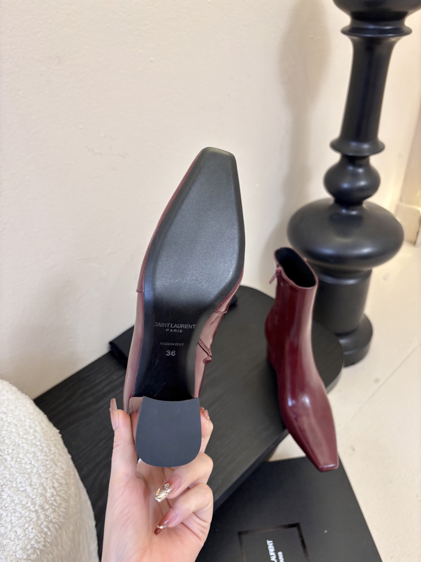 圣罗兰短靴✪∙單品尖头鞋頭與細跟相得益彰，增添長靴的氣質與良好的舒適性，加之在黑色开边珠牛皮，勾勒出腿部