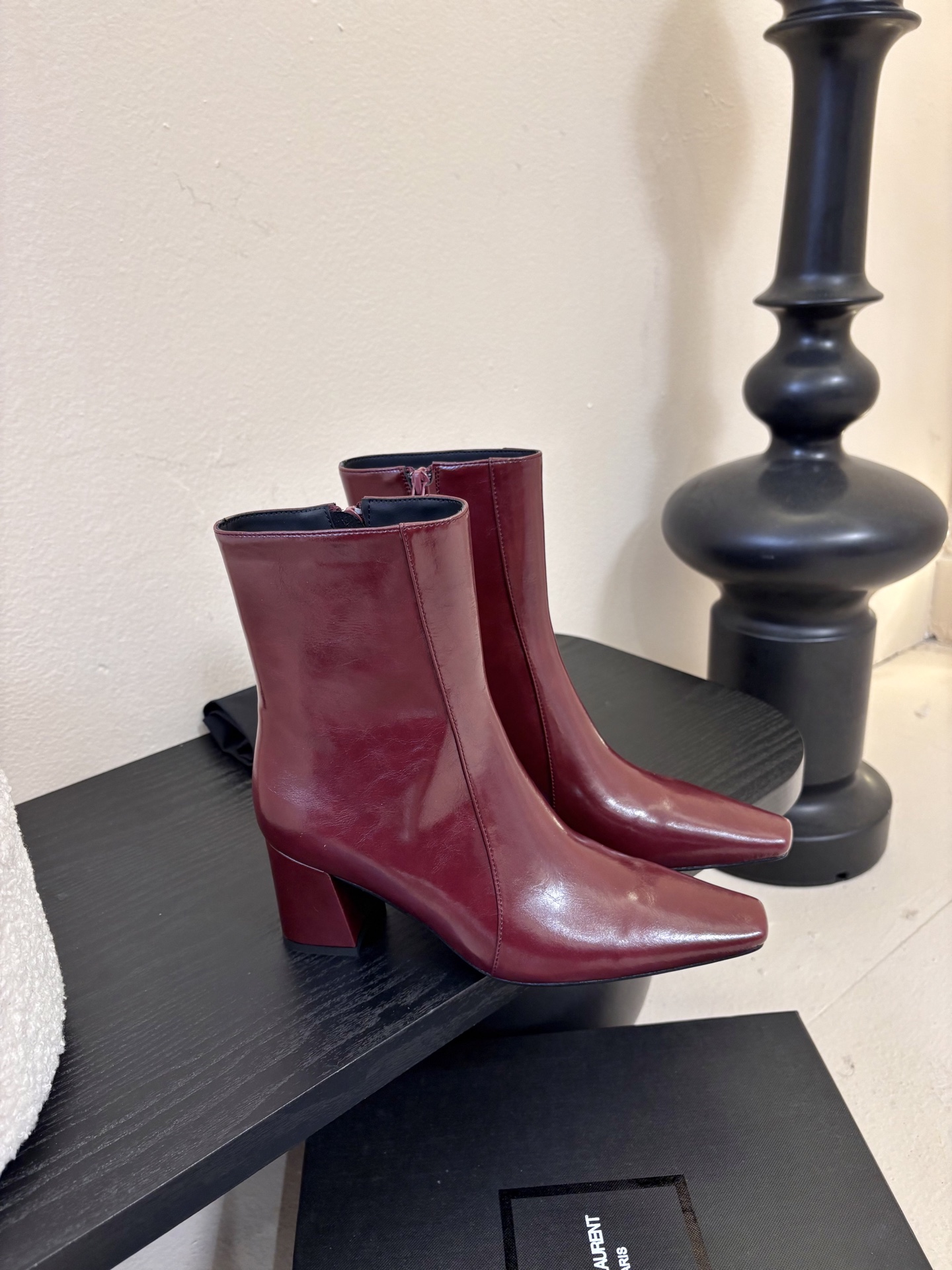 圣罗兰短靴✪∙單品尖头鞋頭與細跟相得益彰，增添長靴的氣質與良好的舒適性，加之在黑色开边珠牛皮，勾勒出腿部