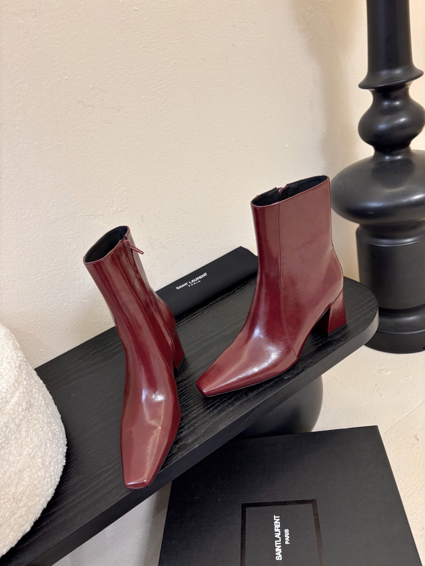 圣罗兰短靴✪∙單品尖头鞋頭與細跟相得益彰，增添長靴的氣質與良好的舒適性，加之在黑色开边珠牛皮，勾勒出腿部