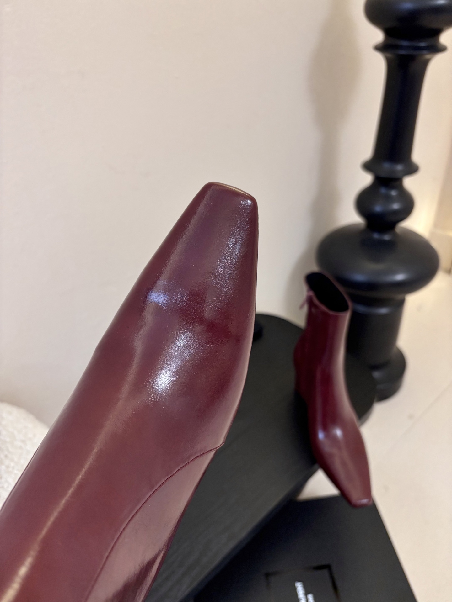 圣罗兰短靴✪∙單品尖头鞋頭與細跟相得益彰，增添長靴的氣質與良好的舒適性，加之在黑色开边珠牛皮，勾勒出腿部