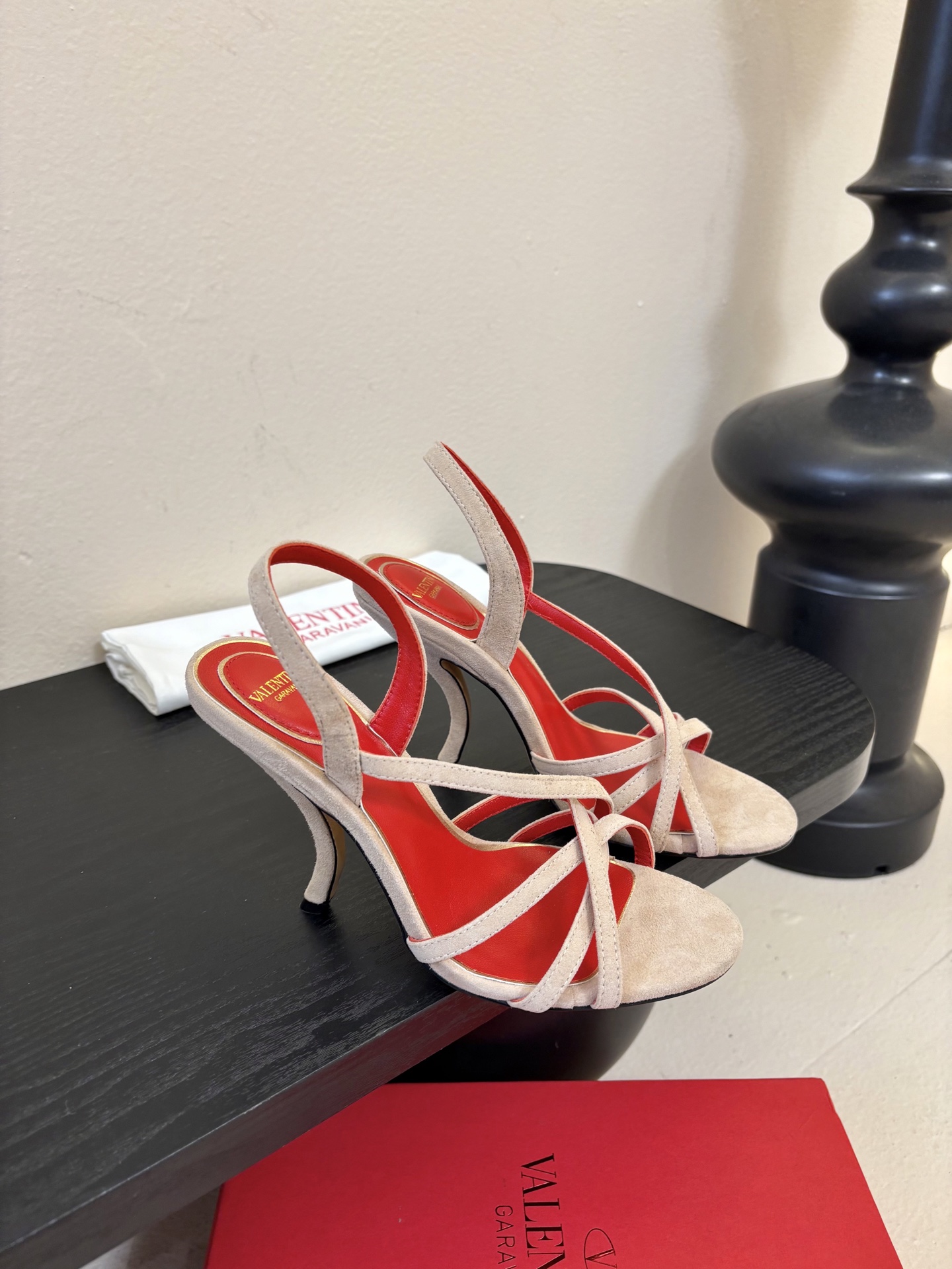 Valentino 华伦天奴 早春新品新款凉鞋 也太好穿啦...系带凉拖简直是夏天时髦巅峰鞋面 进口羊京