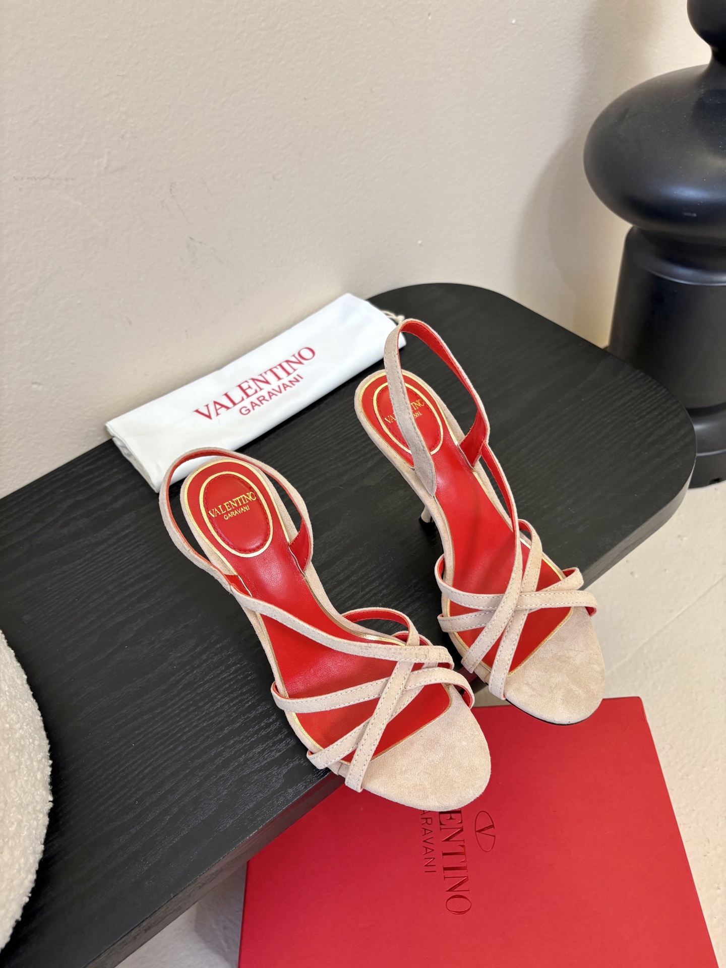 Valentino 华伦天奴 早春新品新款凉鞋 也太好穿啦...系带凉拖简直是夏天时髦巅峰鞋面 进口羊京