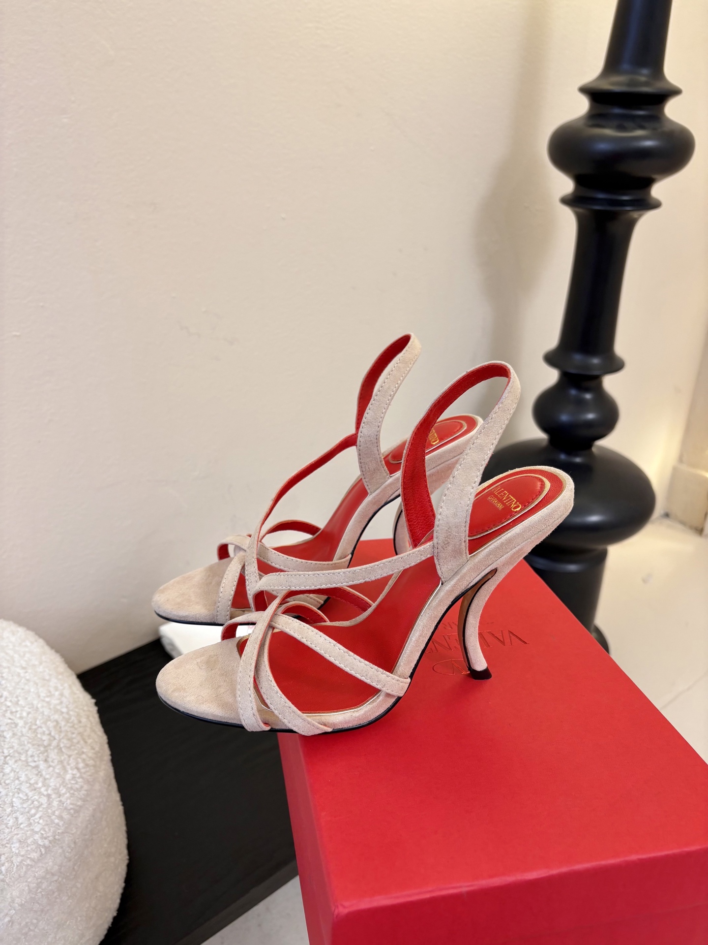 Valentino 华伦天奴 早春新品新款凉鞋 也太好穿啦...系带凉拖简直是夏天时髦巅峰鞋面 进口羊京