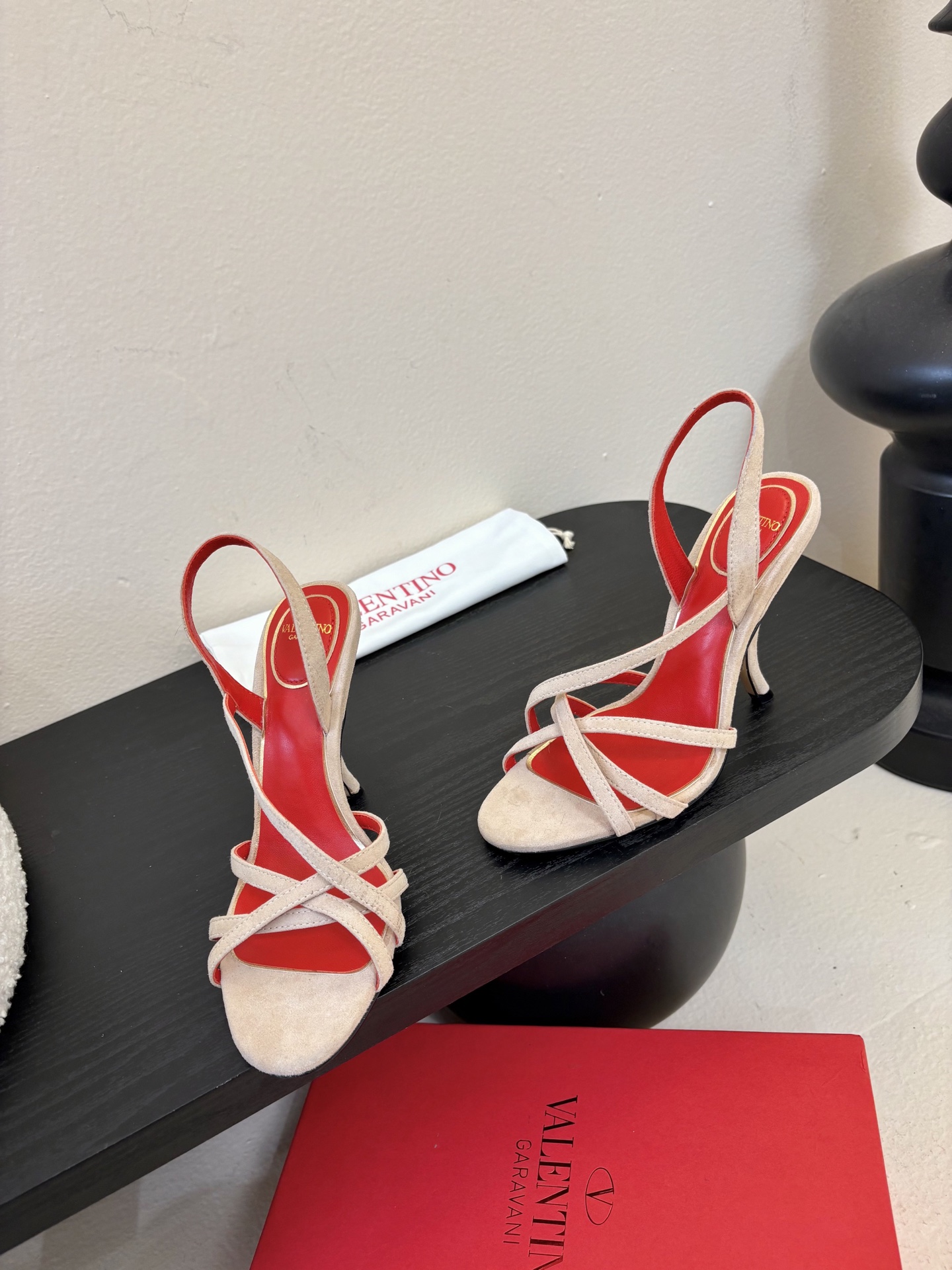 Valentino 华伦天奴 早春新品新款凉鞋 也太好穿啦...系带凉拖简直是夏天时髦巅峰鞋面 进口羊京