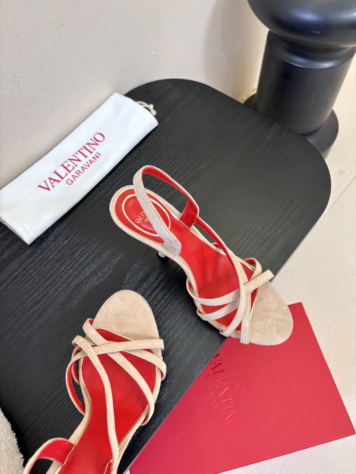 Valentino 华伦天奴 早春新品新款凉鞋 也太好穿啦...系带凉拖简直是夏天时髦巅峰鞋面 进口羊京