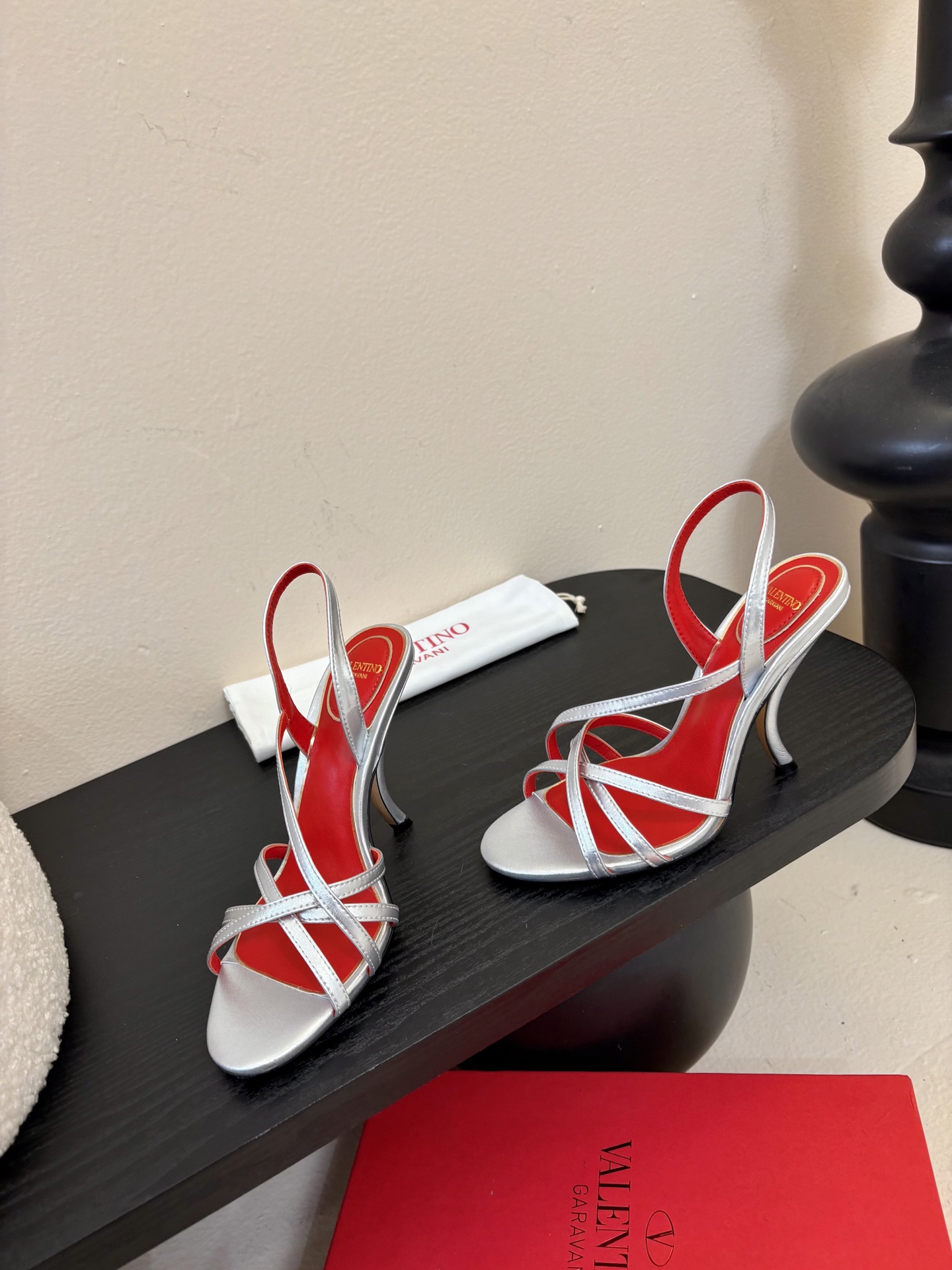 Valentino 华伦天奴 早春新品新款凉鞋 也太好穿啦...系带凉拖简直是夏天时髦巅峰鞋面 进口羊京