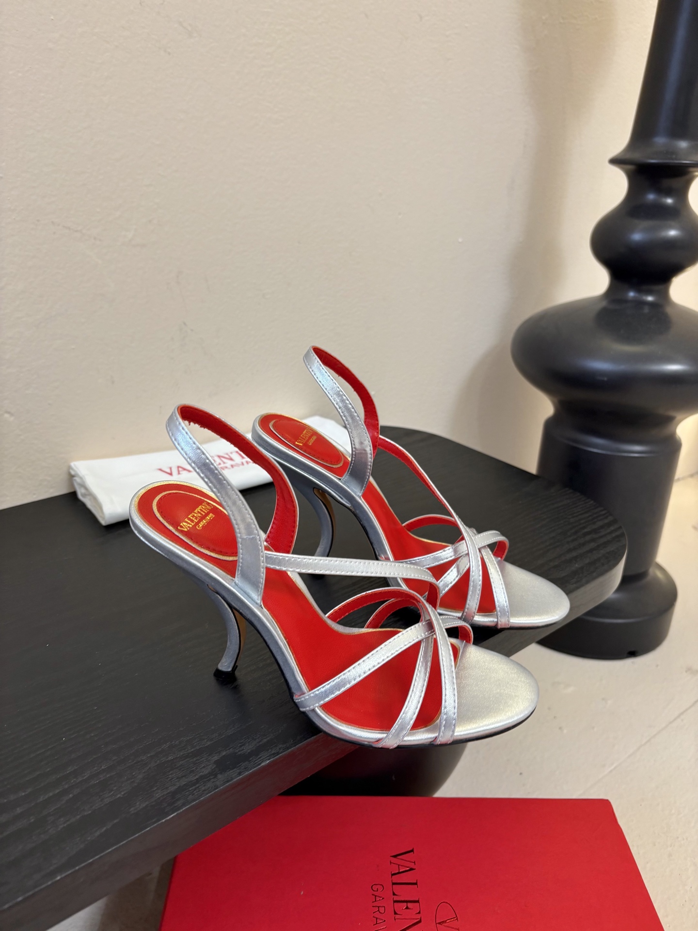 Valentino 华伦天奴 早春新品新款凉鞋 也太好穿啦...系带凉拖简直是夏天时髦巅峰鞋面 进口羊京