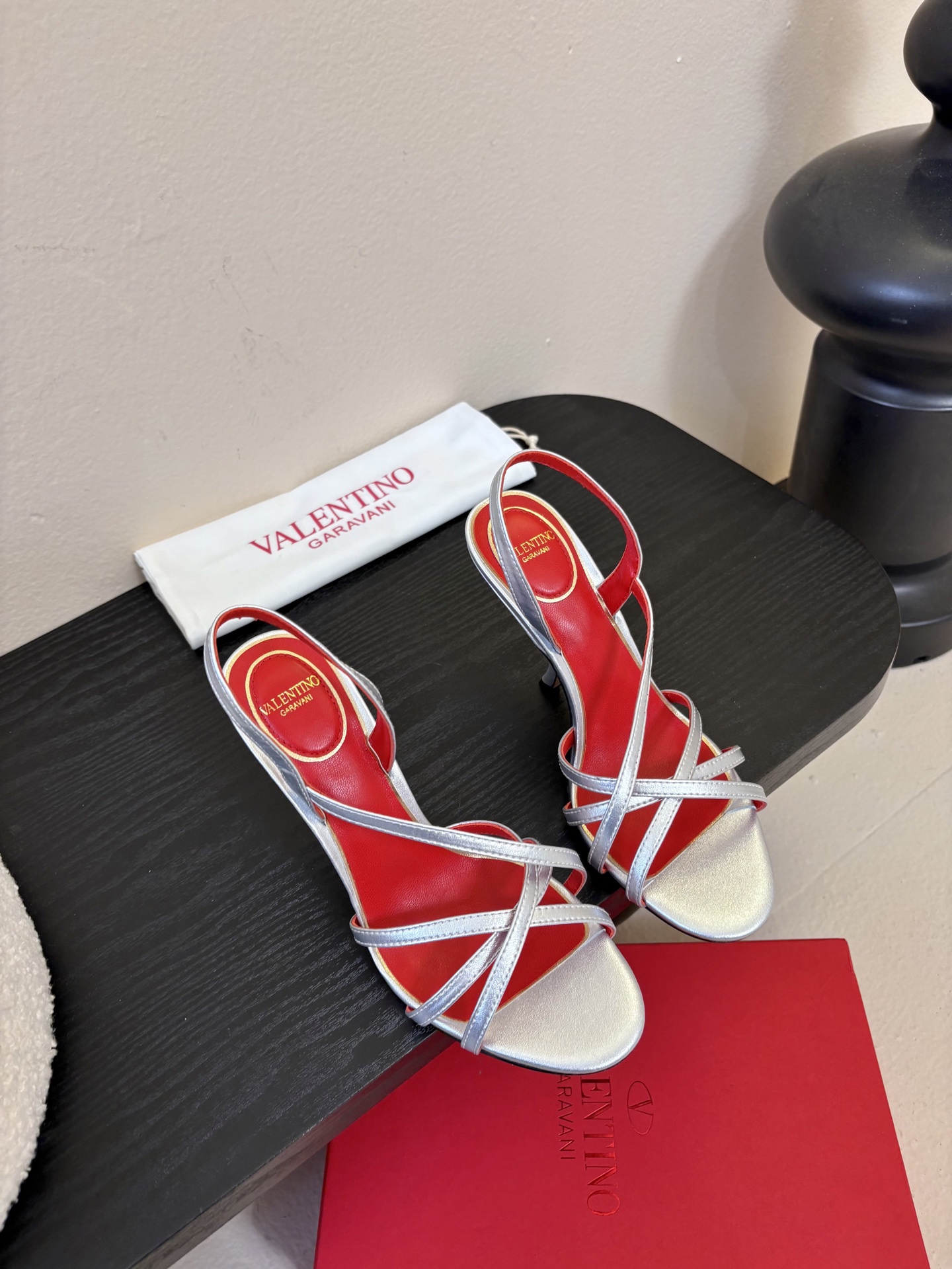 Valentino 华伦天奴 早春新品新款凉鞋 也太好穿啦...系带凉拖简直是夏天时髦巅峰鞋面 进口羊京