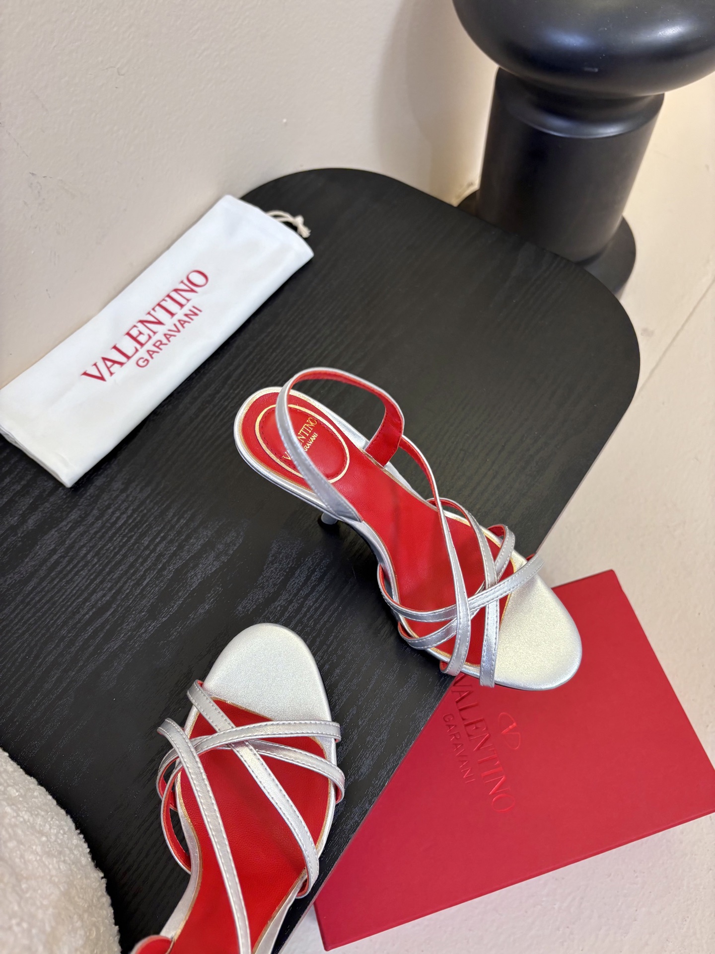 Valentino 华伦天奴 早春新品新款凉鞋 也太好穿啦...系带凉拖简直是夏天时髦巅峰鞋面 进口羊京