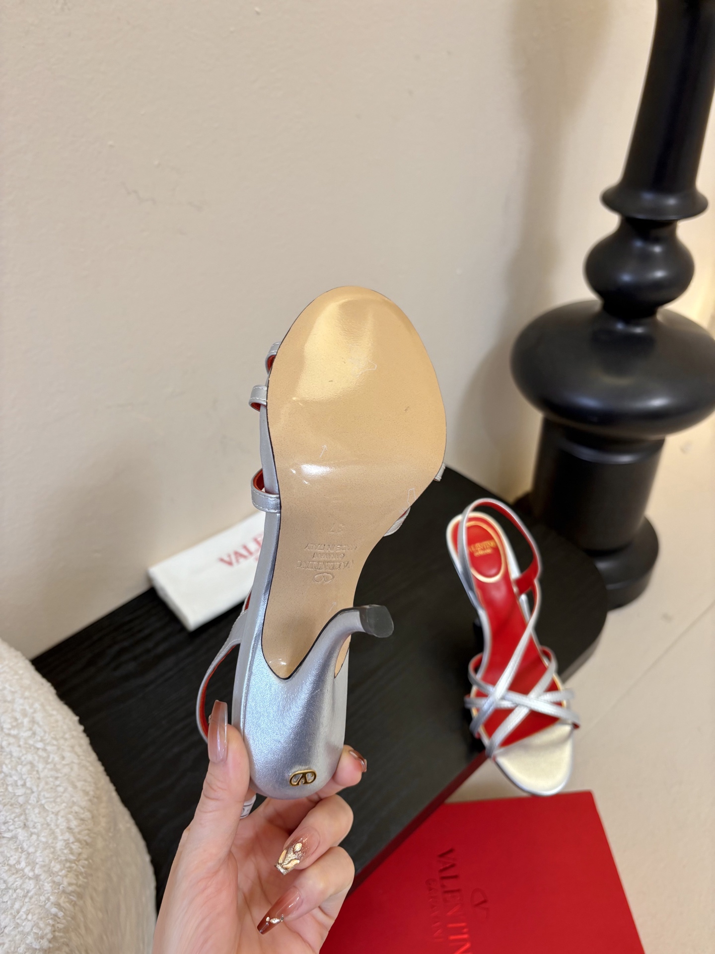 Valentino 华伦天奴 早春新品新款凉鞋 也太好穿啦...系带凉拖简直是夏天时髦巅峰鞋面 进口羊京