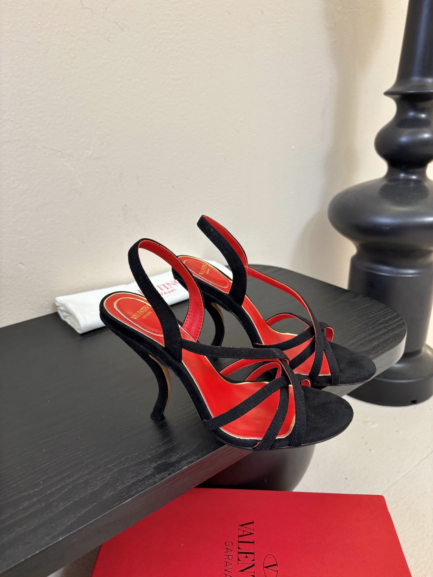 Valentino 华伦天奴 早春新品新款凉鞋 也太好穿啦...系带凉拖简直是夏天时髦巅峰鞋面 进口羊京