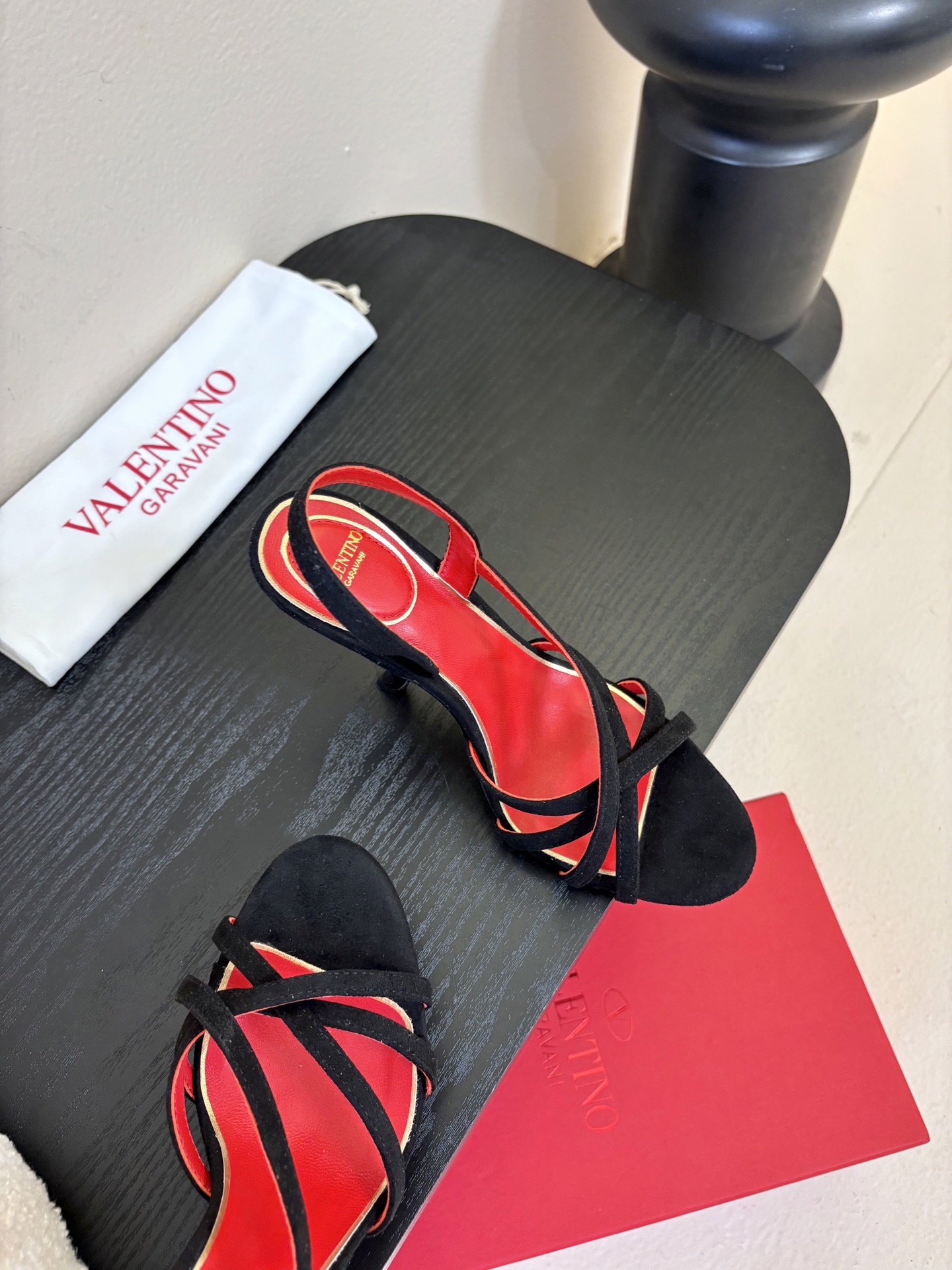 Valentino 华伦天奴 早春新品新款凉鞋 也太好穿啦...系带凉拖简直是夏天时髦巅峰鞋面 进口羊京