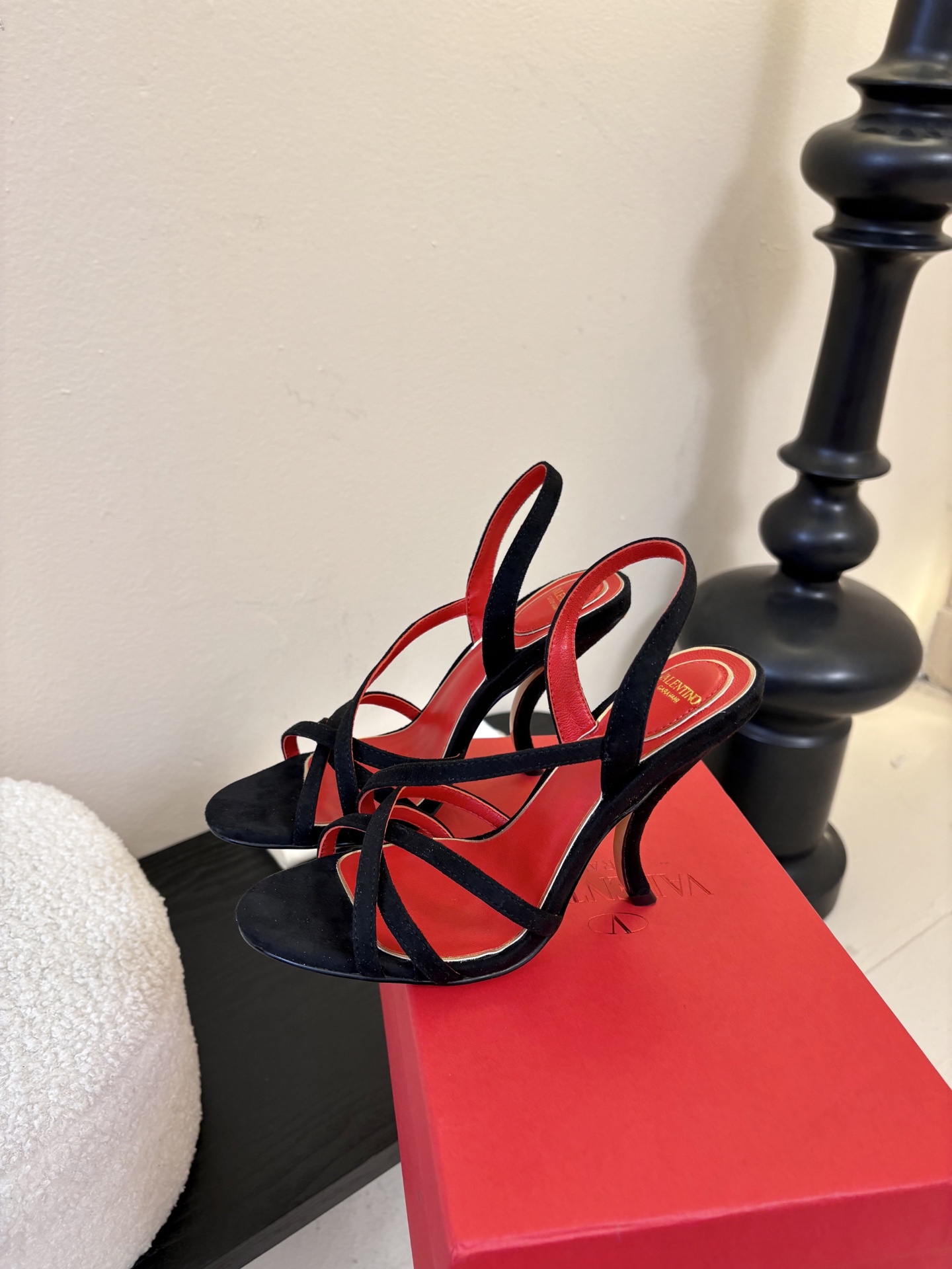 Valentino 华伦天奴 早春新品新款凉鞋 也太好穿啦...系带凉拖简直是夏天时髦巅峰鞋面 进口羊京