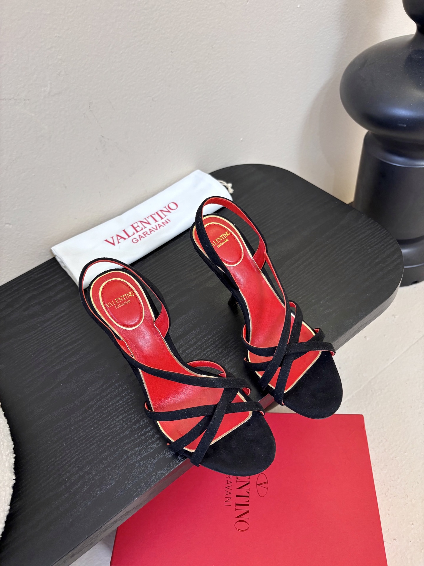 Valentino 华伦天奴 早春新品新款凉鞋 也太好穿啦...系带凉拖简直是夏天时髦巅峰鞋面 进口羊京