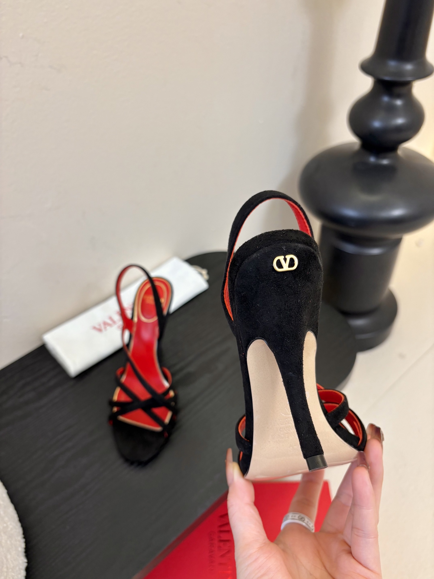 Valentino 华伦天奴 早春新品新款凉鞋 也太好穿啦...系带凉拖简直是夏天时髦巅峰鞋面 进口羊京