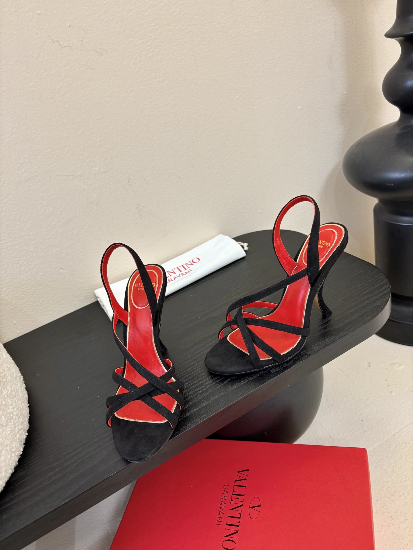 Valentino 华伦天奴 早春新品新款凉鞋 也太好穿啦...系带凉拖简直是夏天时髦巅峰鞋面 进口羊京