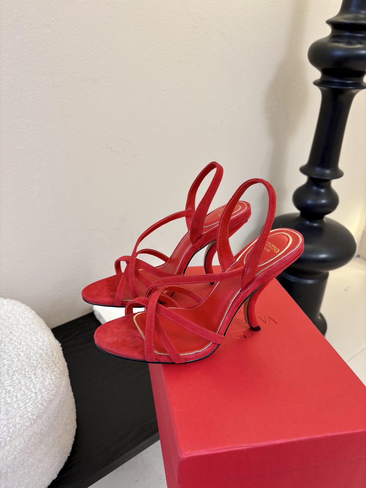 Valentino 华伦天奴 早春新品新款凉鞋 也太好穿啦...系带凉拖简直是夏天时髦巅峰鞋面 进口羊京