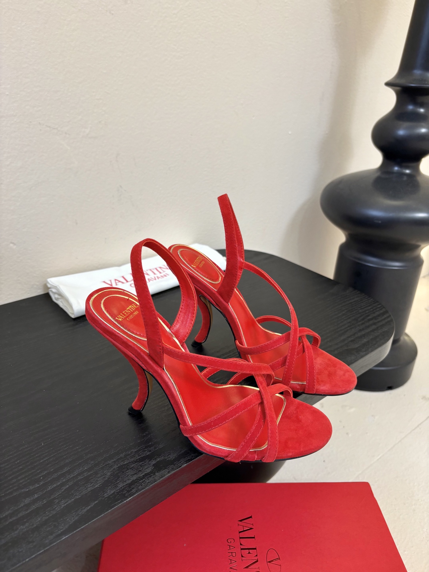 Valentino 华伦天奴 早春新品新款凉鞋 也太好穿啦...系带凉拖简直是夏天时髦巅峰鞋面 进口羊京