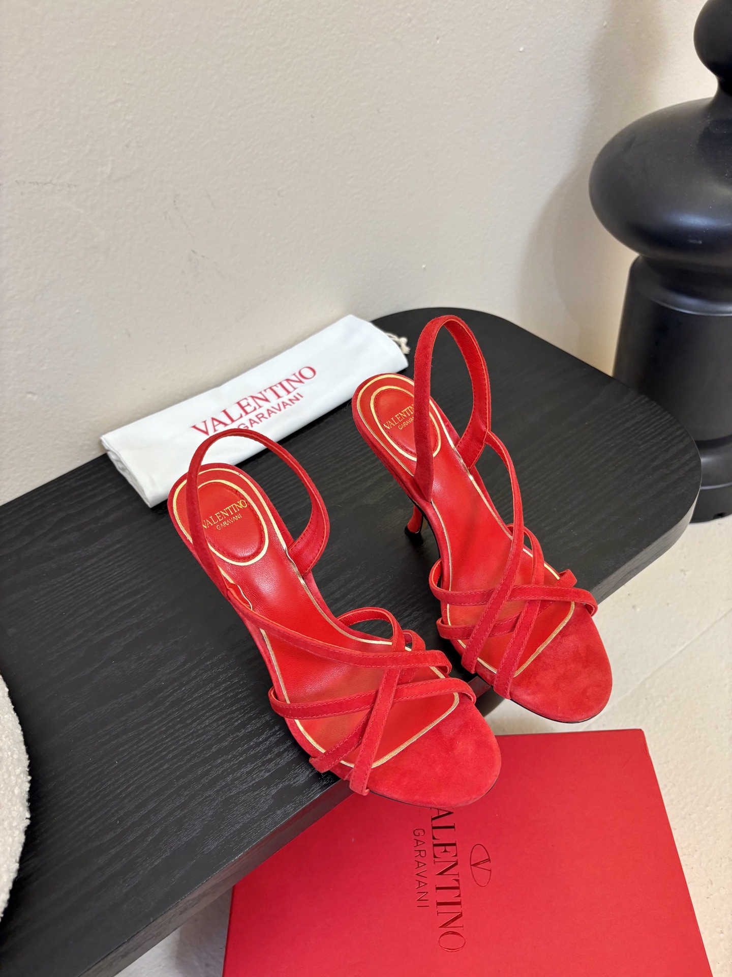 Valentino 华伦天奴 早春新品新款凉鞋 也太好穿啦...系带凉拖简直是夏天时髦巅峰鞋面 进口羊京