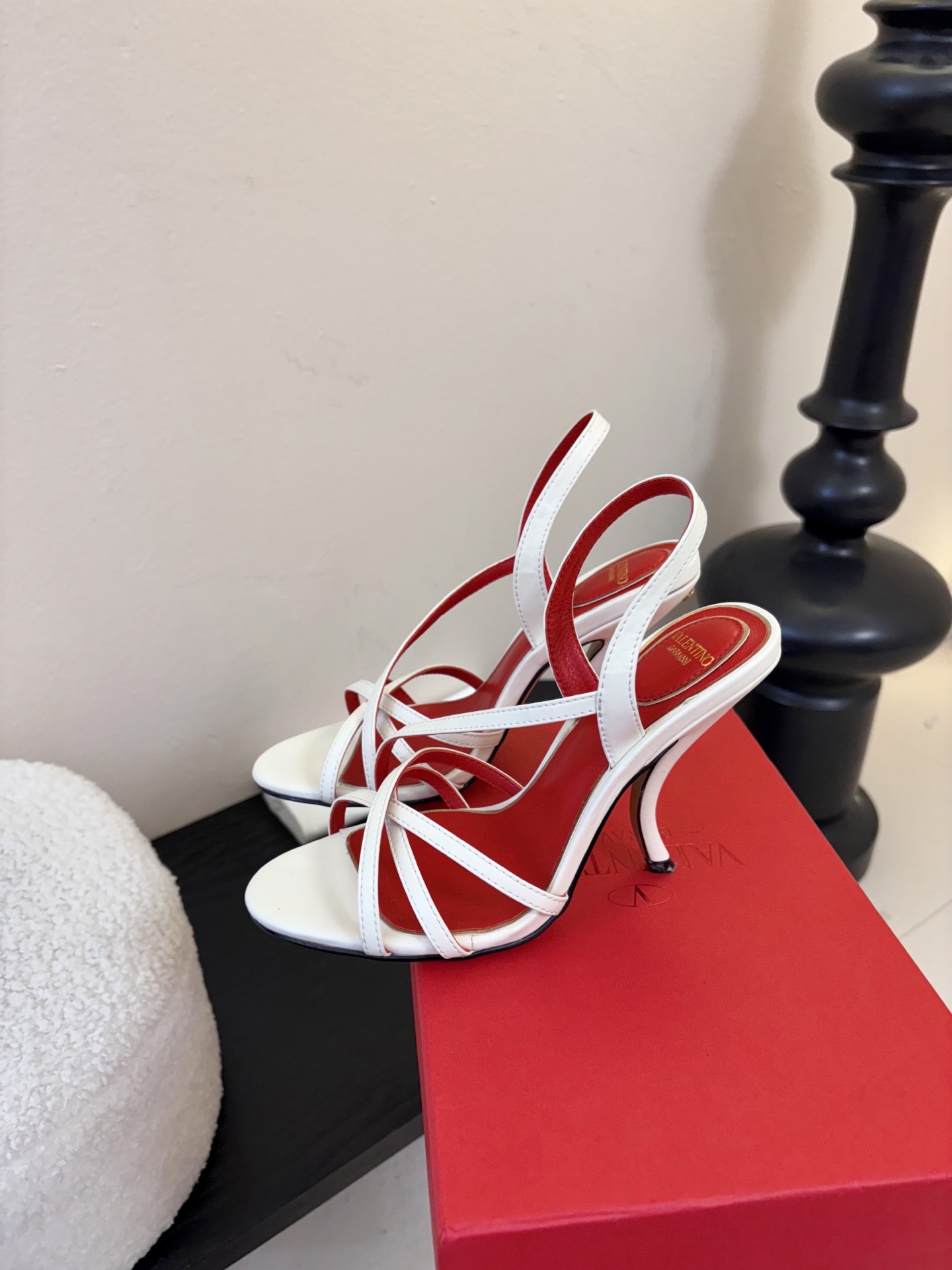 Valentino 华伦天奴 早春新品新款凉鞋 也太好穿啦...系带凉拖简直是夏天时髦巅峰鞋面 进口羊京