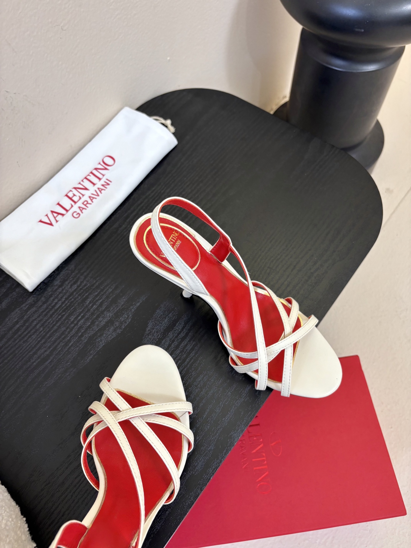 Valentino 华伦天奴 早春新品新款凉鞋 也太好穿啦...系带凉拖简直是夏天时髦巅峰鞋面 进口羊京