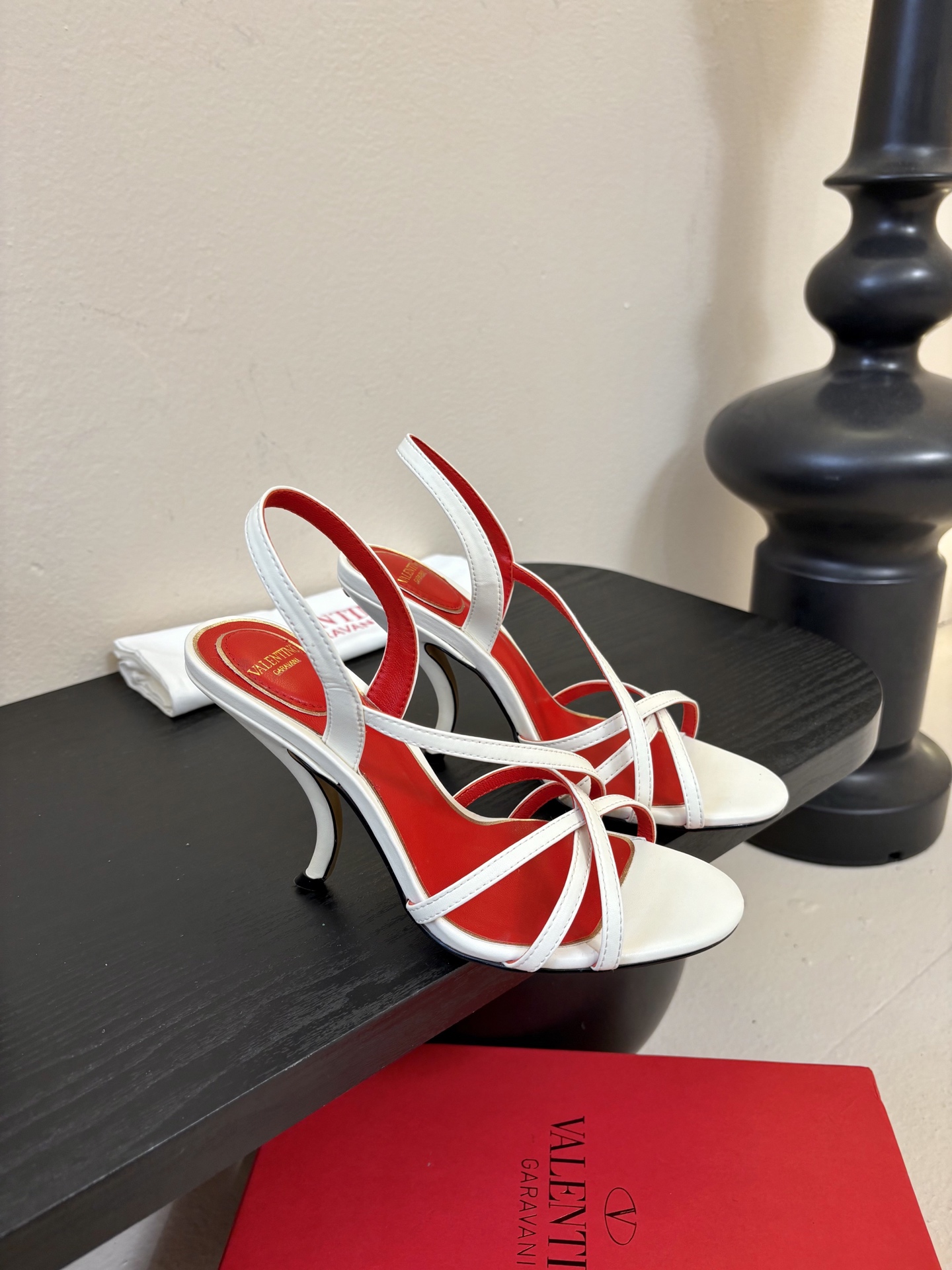 Valentino 华伦天奴 早春新品新款凉鞋 也太好穿啦...系带凉拖简直是夏天时髦巅峰鞋面 进口羊京