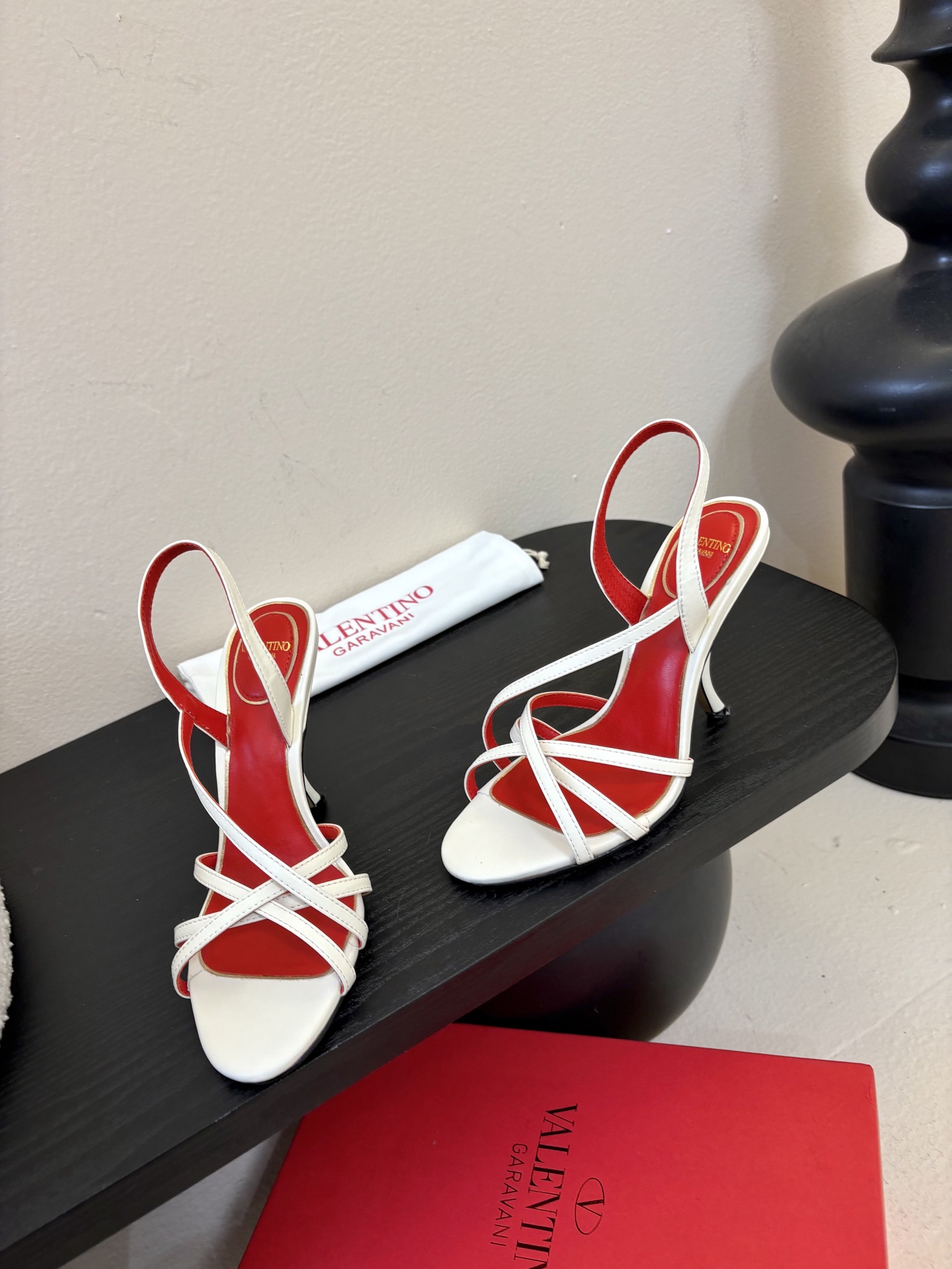 Valentino 华伦天奴 早春新品新款凉鞋 也太好穿啦...系带凉拖简直是夏天时髦巅峰鞋面 进口羊京