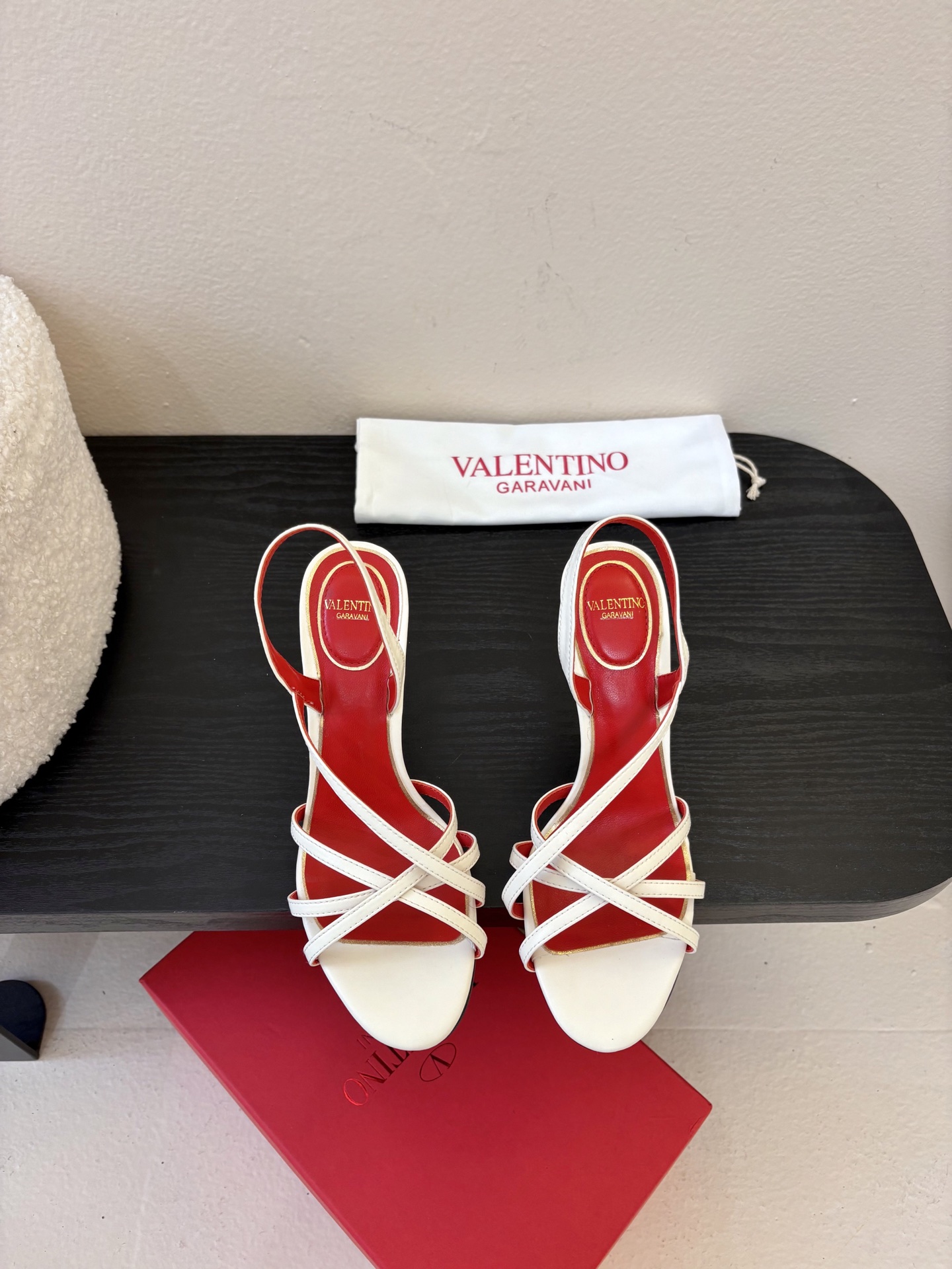Valentino 华伦天奴 早春新品新款凉鞋 也太好穿啦...系带凉拖简直是夏天时髦巅峰鞋面 进口羊京