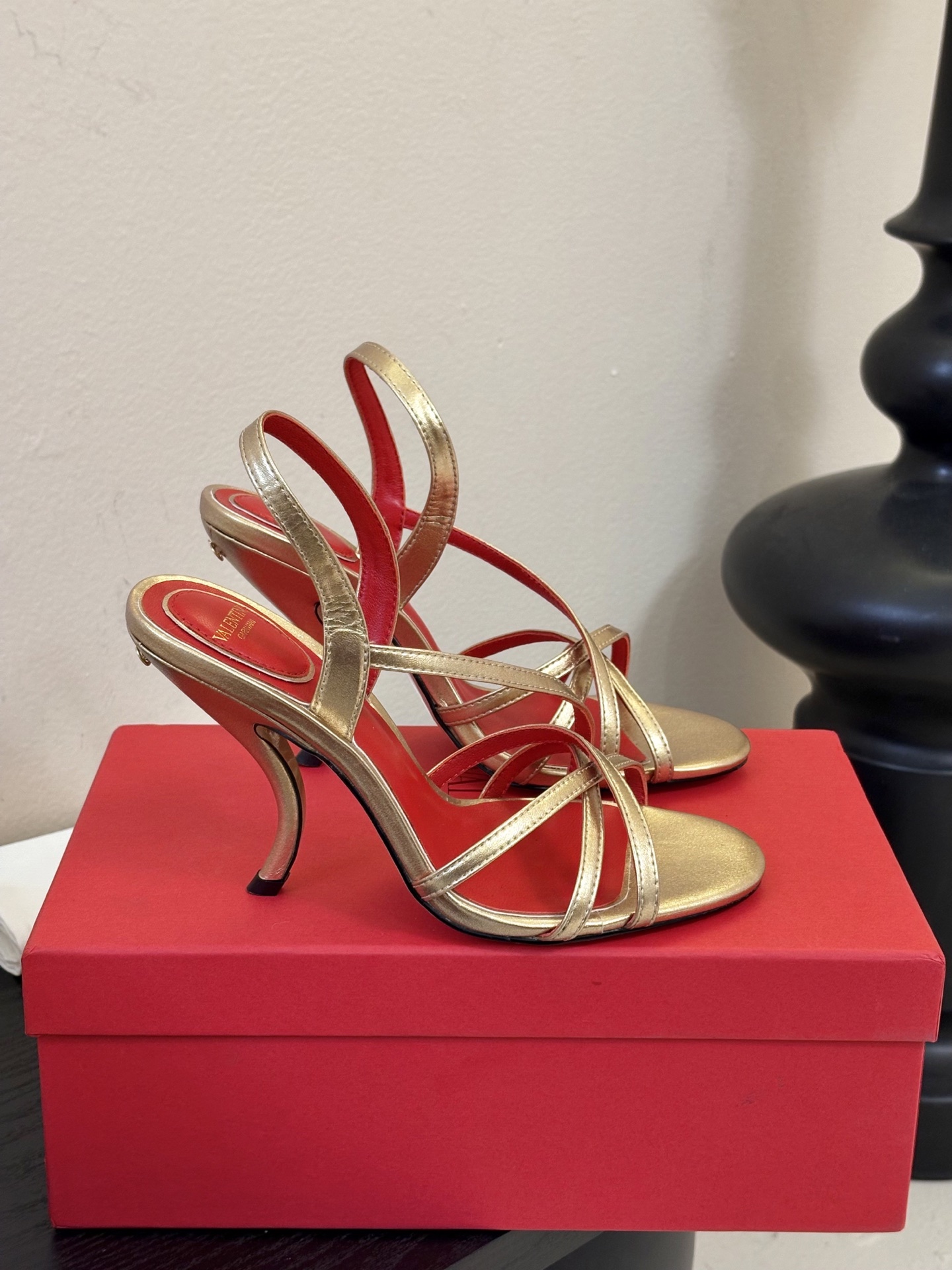 Valentino 华伦天奴 早春新品新款凉鞋 也太好穿啦...系带凉拖简直是夏天时髦巅峰鞋面 进口羊京