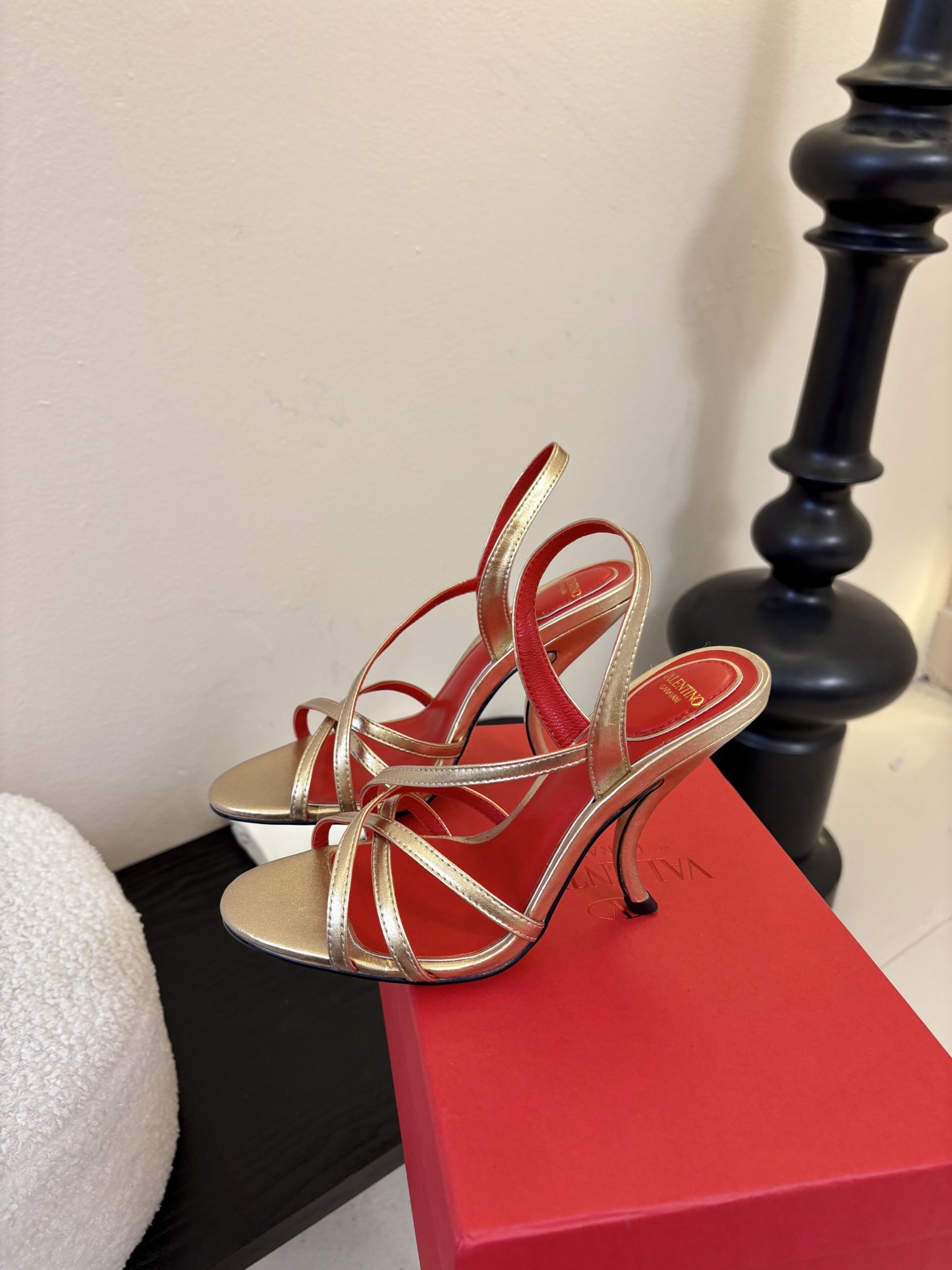 Valentino 华伦天奴 早春新品新款凉鞋 也太好穿啦...系带凉拖简直是夏天时髦巅峰鞋面 进口羊京