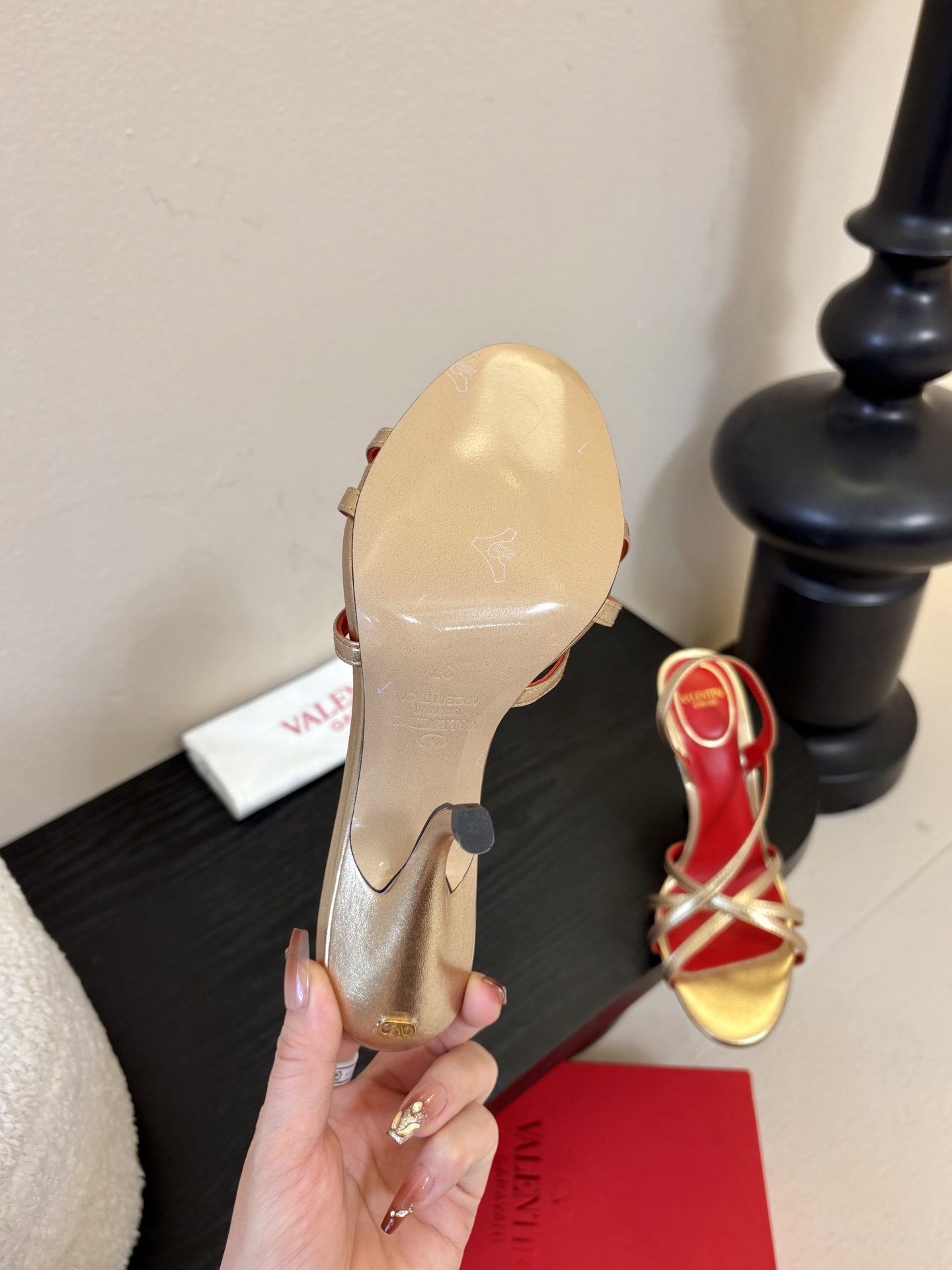 Valentino 华伦天奴 早春新品新款凉鞋 也太好穿啦...系带凉拖简直是夏天时髦巅峰鞋面 进口羊京