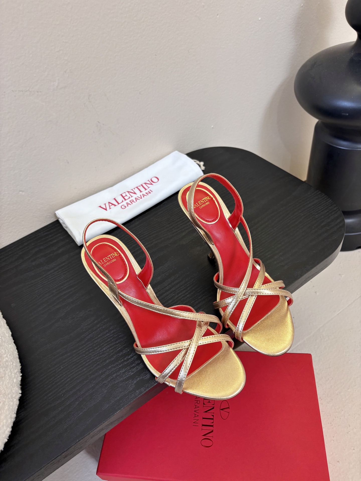 Valentino 华伦天奴 早春新品新款凉鞋 也太好穿啦...系带凉拖简直是夏天时髦巅峰鞋面 进口羊京