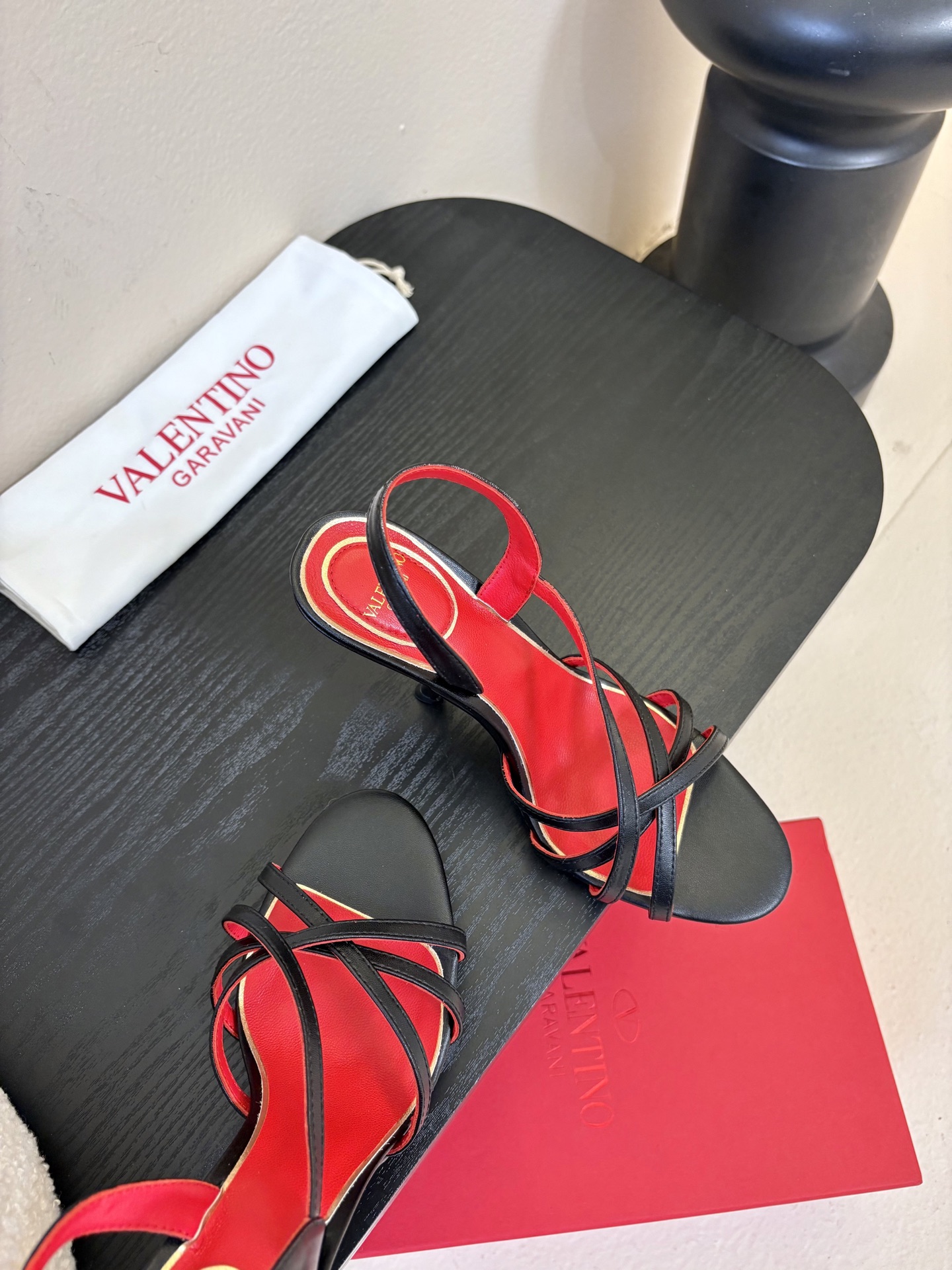 Valentino 华伦天奴 早春新品新款凉鞋 也太好穿啦...系带凉拖简直是夏天时髦巅峰鞋面 进口羊京