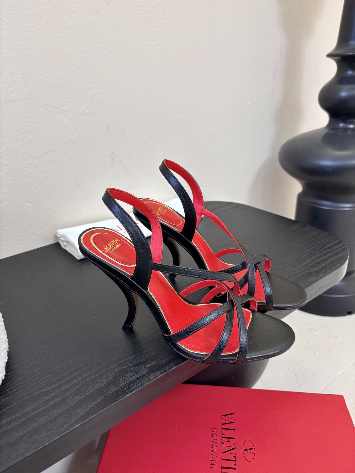 Valentino 华伦天奴 早春新品新款凉鞋 也太好穿啦...系带凉拖简直是夏天时髦巅峰鞋面 进口羊京