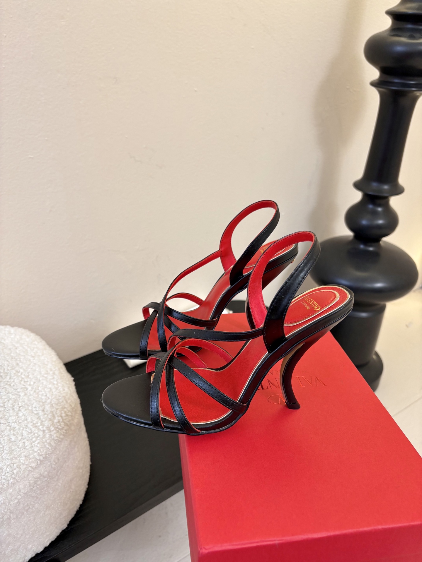 Valentino 华伦天奴 早春新品新款凉鞋 也太好穿啦...系带凉拖简直是夏天时髦巅峰鞋面 进口羊京