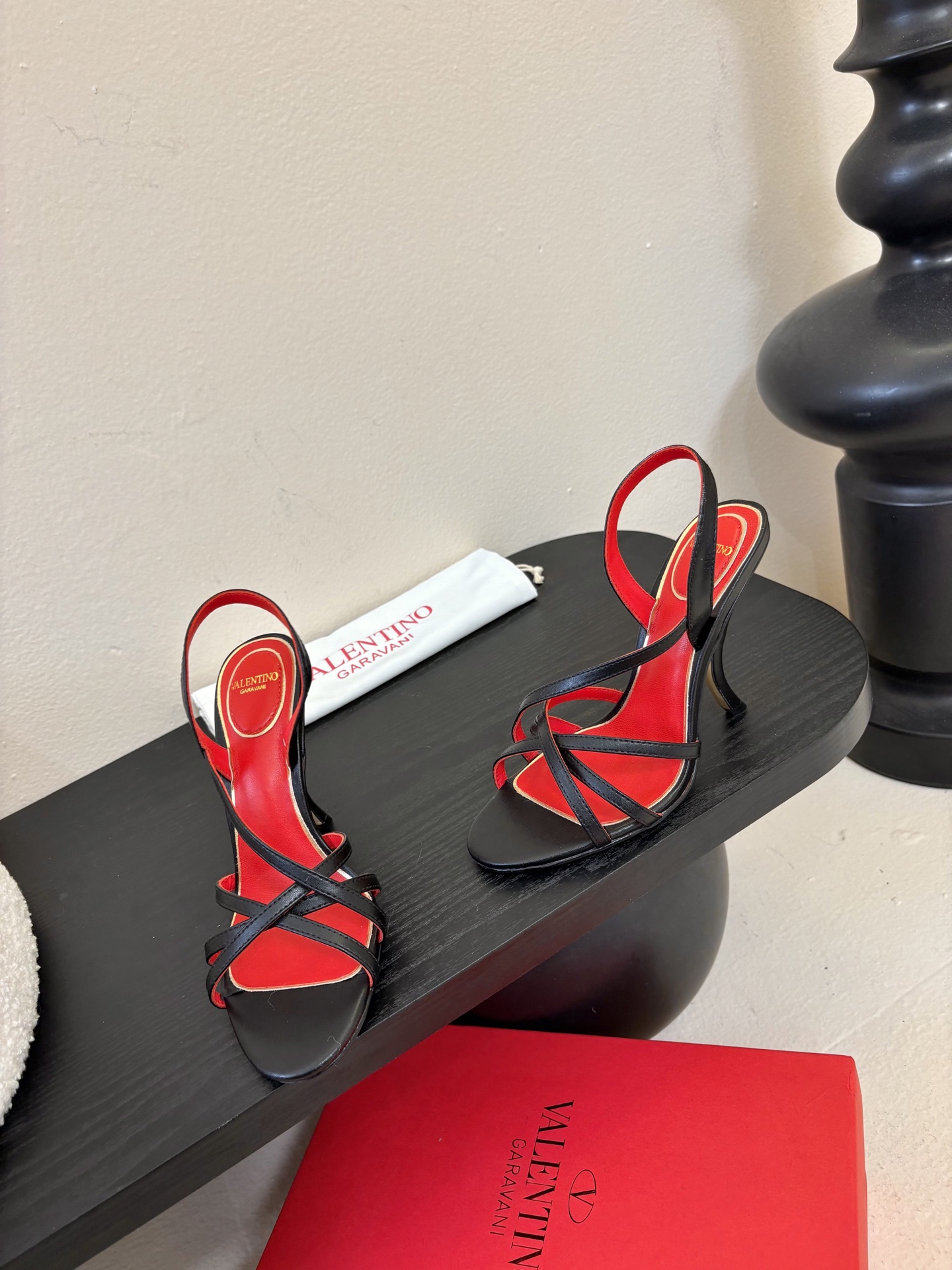 Valentino 华伦天奴 早春新品新款凉鞋 也太好穿啦...系带凉拖简直是夏天时髦巅峰鞋面 进口羊京