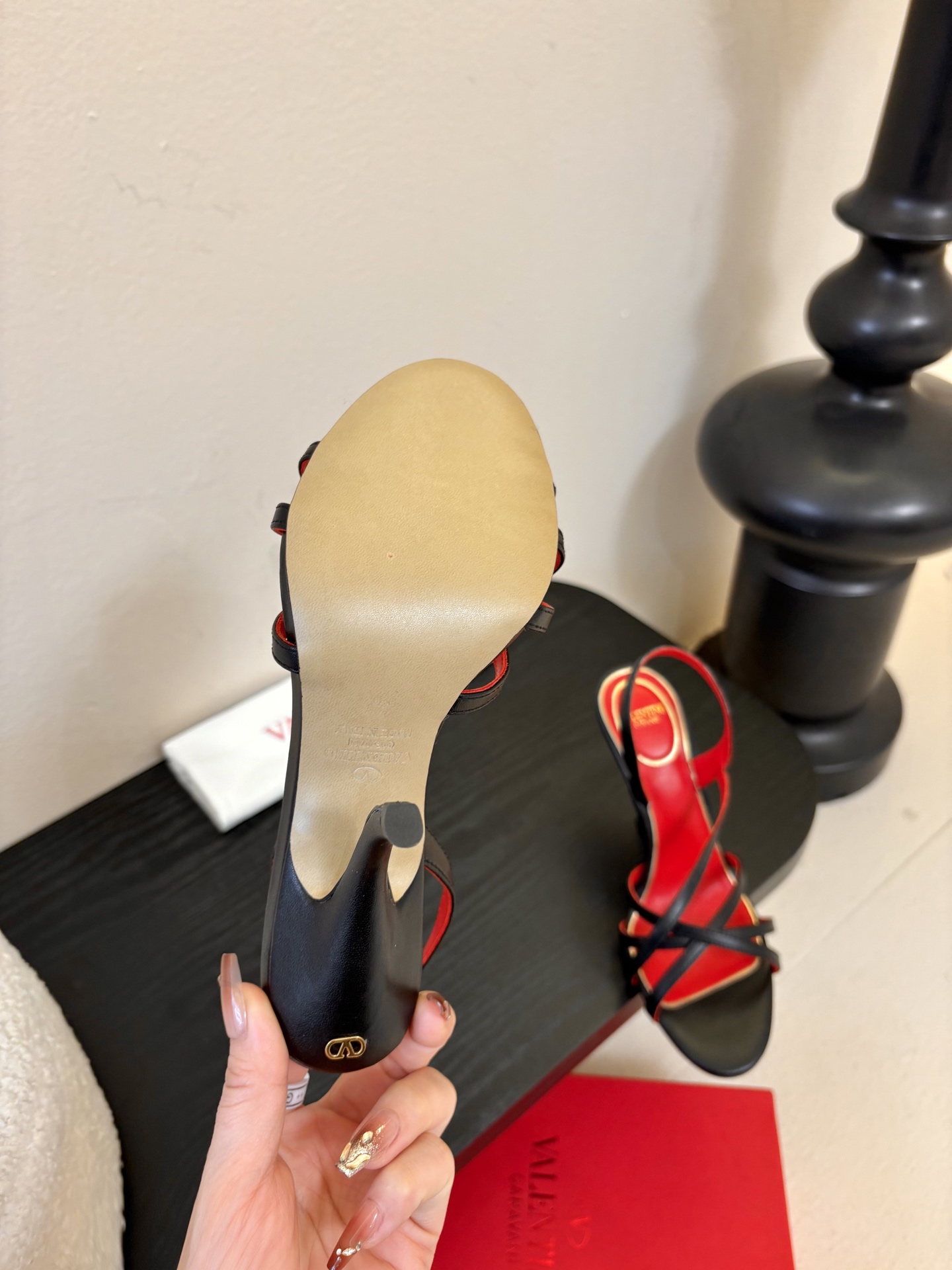 Valentino 华伦天奴 早春新品新款凉鞋 也太好穿啦...系带凉拖简直是夏天时髦巅峰鞋面 进口羊京