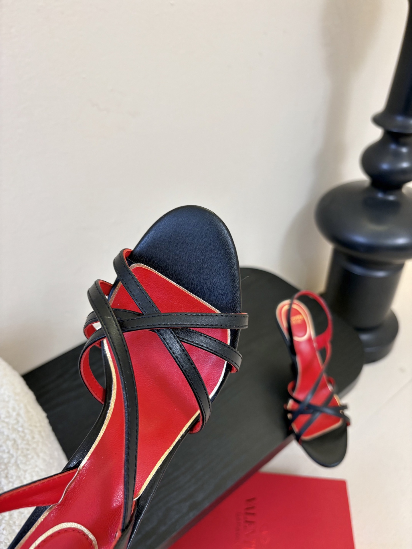 Valentino 华伦天奴 早春新品新款凉鞋 也太好穿啦...系带凉拖简直是夏天时髦巅峰鞋面 进口羊京