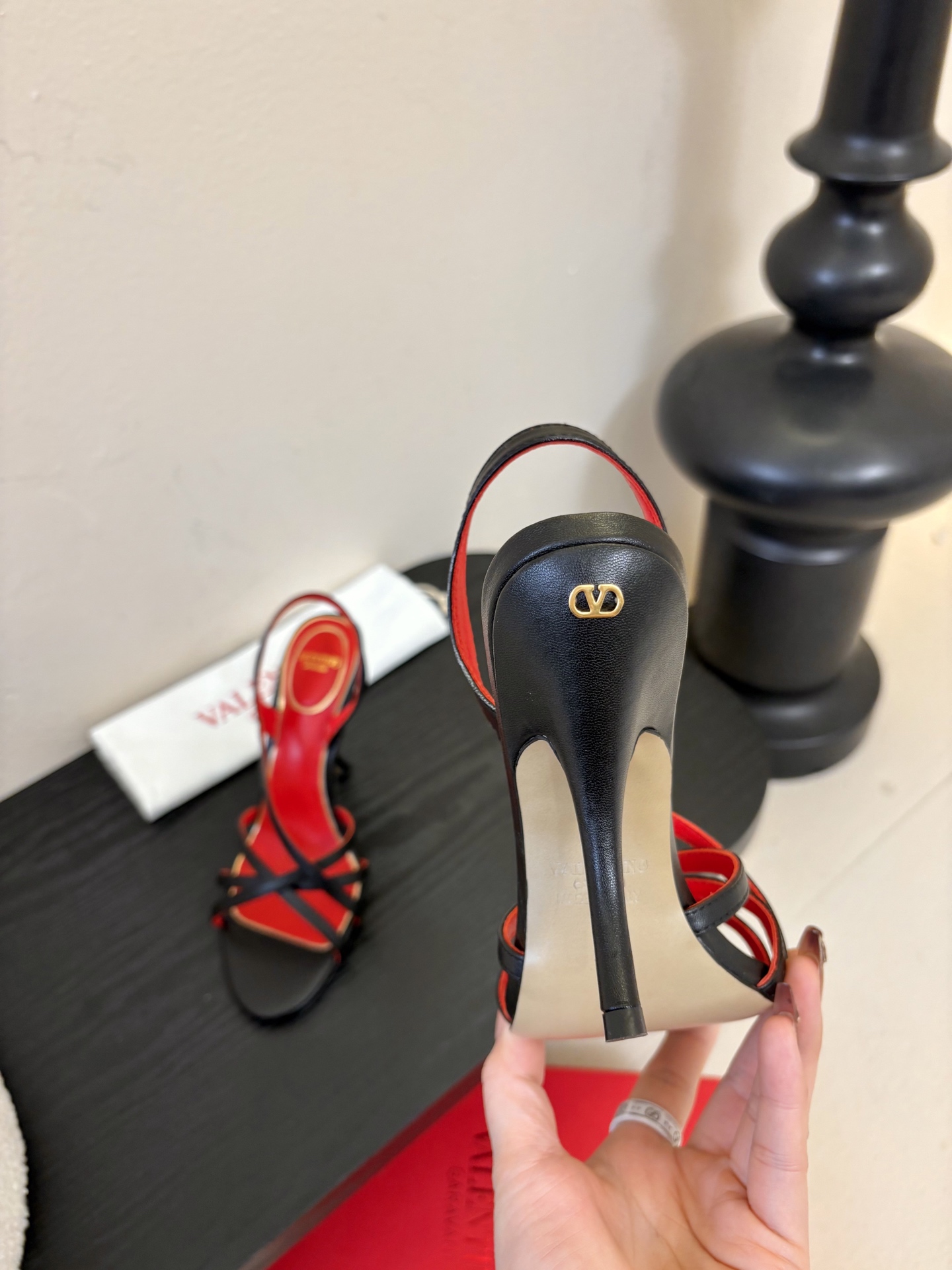 Valentino 华伦天奴 早春新品新款凉鞋 也太好穿啦...系带凉拖简直是夏天时髦巅峰鞋面 进口羊京