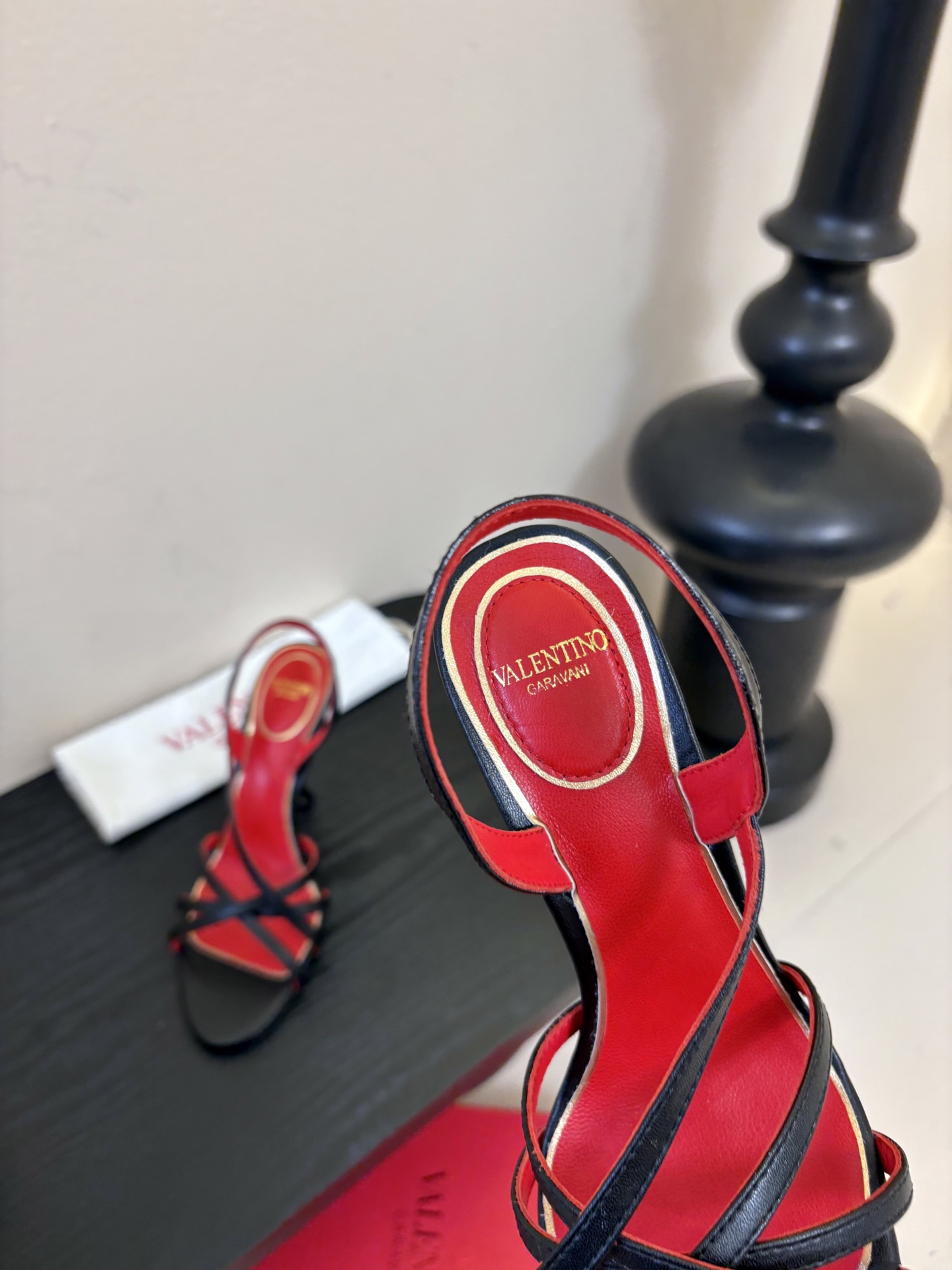 Valentino 华伦天奴 早春新品新款凉鞋 也太好穿啦...系带凉拖简直是夏天时髦巅峰鞋面 进口羊京